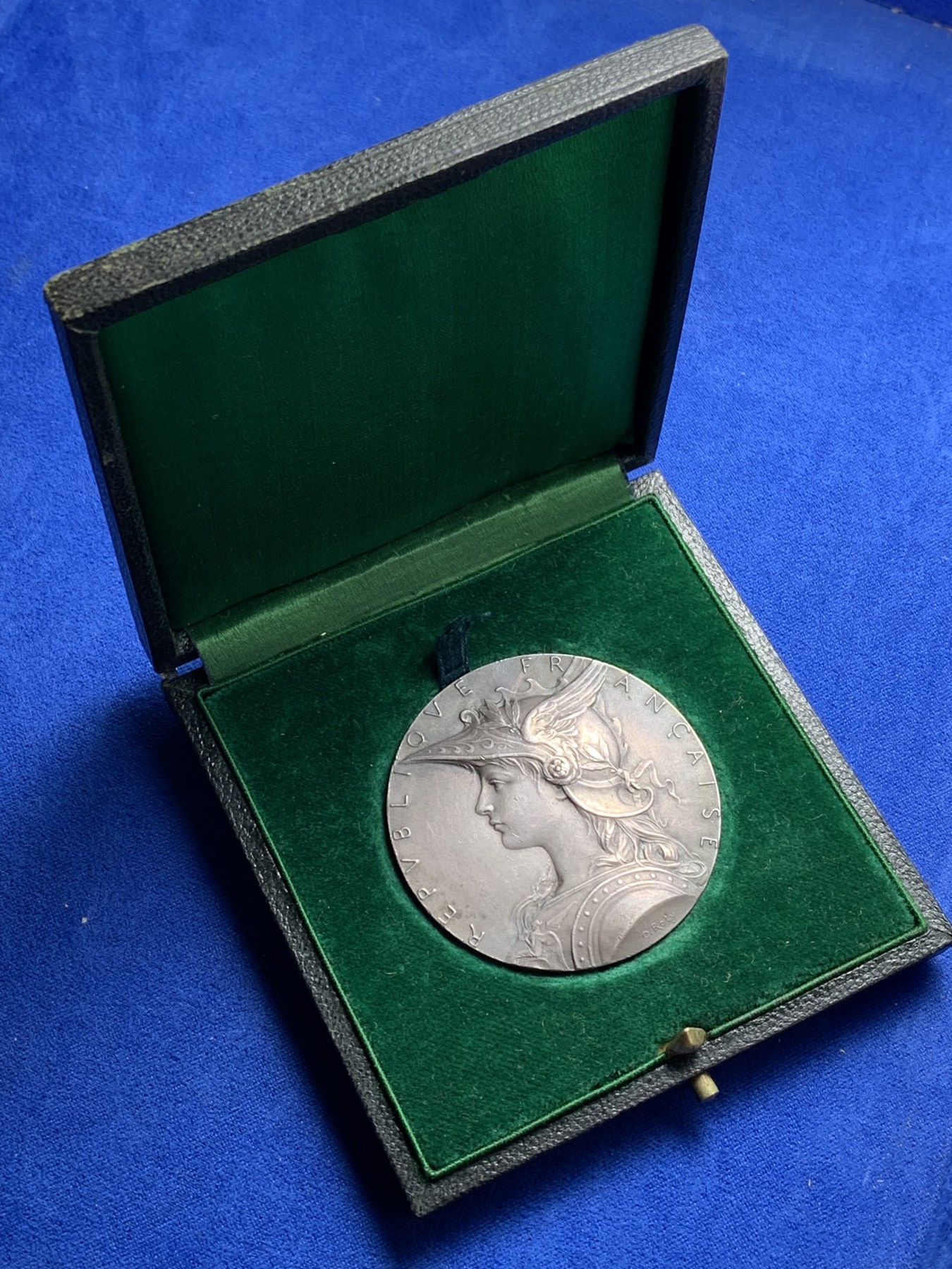 《竞宝斋》第221场-周日，周一 2场 (全场包邮) Roty戎装玛利亚内政部银章，原版原盒，大规格，直径49.6mm   重量59.7g  丰饶角银标 品相不错