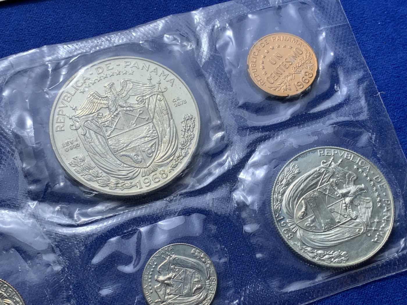 《竞宝斋》第221场-周日，周一 2场 (全场包邮) 巴拿马1968年精制套币PROOF。含2枚银币，其中1巴伯亚克朗型，27克、90银。