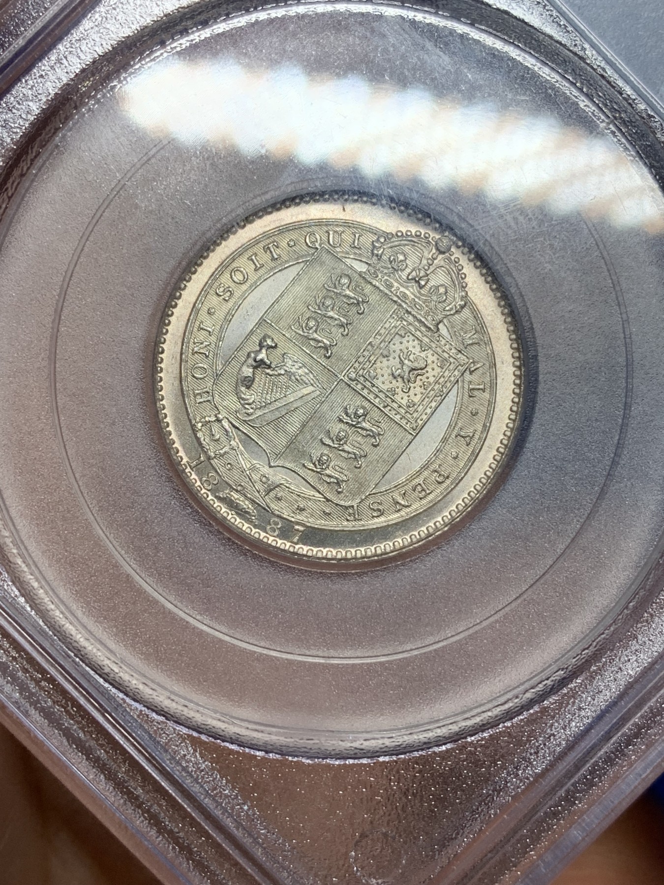 《竞宝斋》第221场-周日，周一 2场 (全场包邮) PCGS-MS64 英国 1887年 维多利亚 高冠 1先令 银币 盾徽版 银光十足 老盒子严评 细节深打