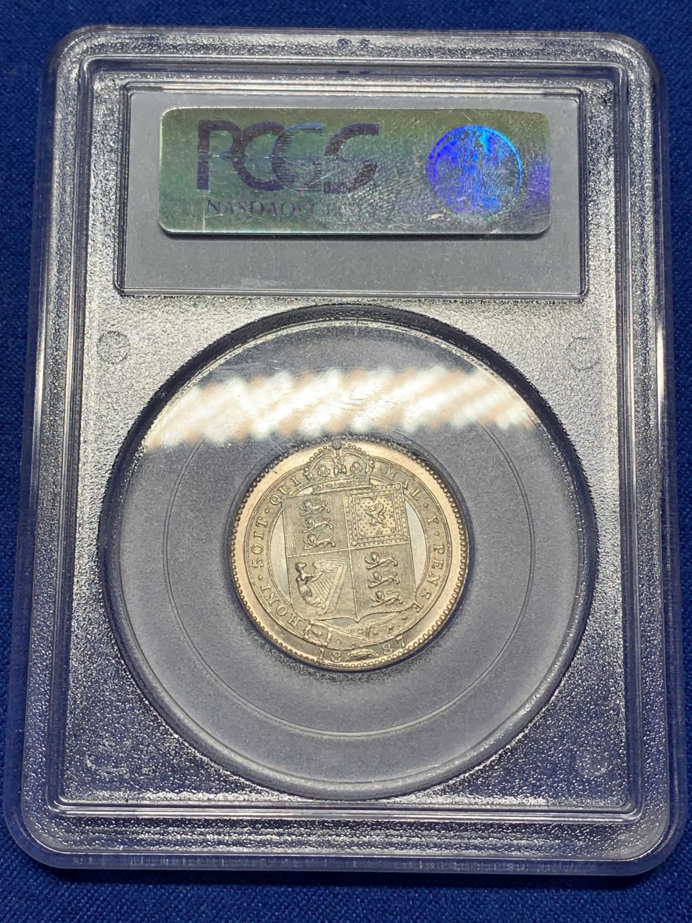 《竞宝斋》第221场-周日，周一 2场 (全场包邮) PCGS-MS64 英国 1887年 维多利亚 高冠 1先令 银币 盾徽版 银光十足 老盒子严评 细节深打