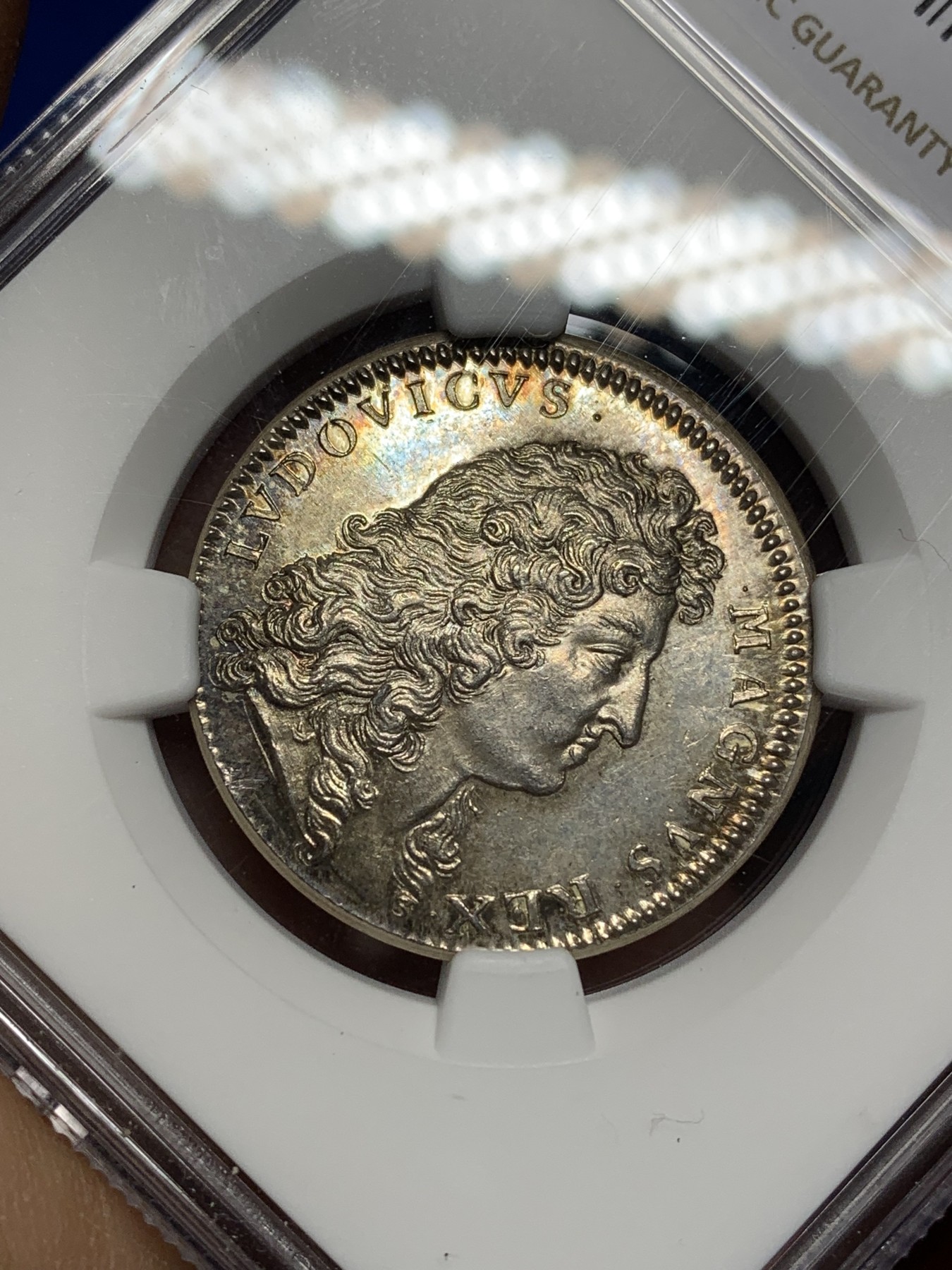 《竞宝斋》第221场-周日，周一 2场 (全场包邮) NGC-MS63 法国1683年路易十四 圆形JETON 五彩包浆 发丝清晰可见 JETON里的战斗机