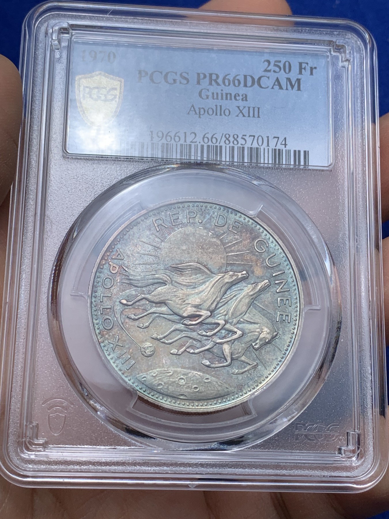 《竞宝斋》第221场-周日，周一 2场 (全场包邮) PCGS金盾 PR66DCAM 几内亚1970年阿波罗13号纪念250法郎精制银币，彩色包浆，很漂亮