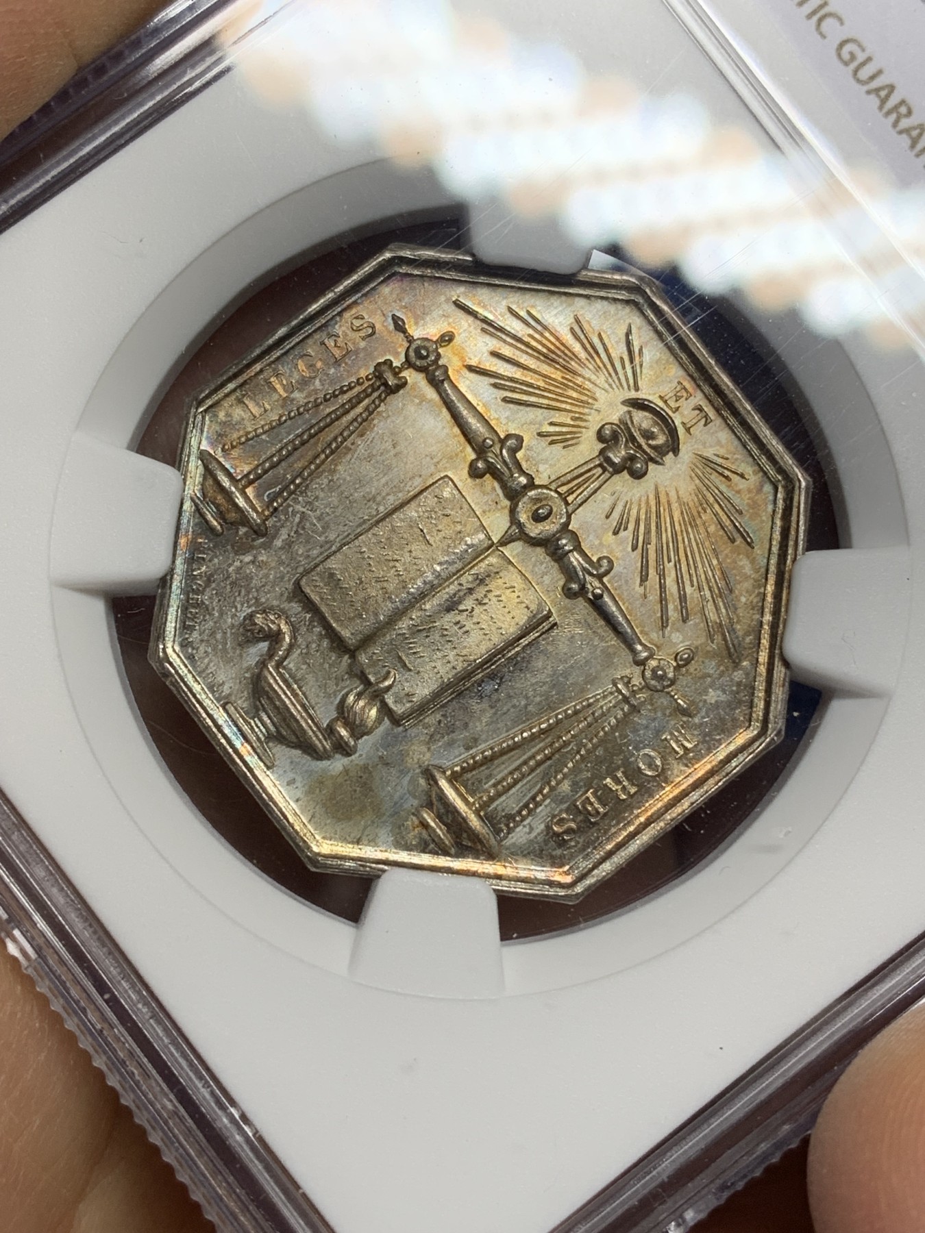 《竞宝斋》第221场-周日，周一 2场 (全场包邮) NGC-MS64 法国马恩河畔诺让 十九世纪天平 八角代币JETON 银制 五彩包浆