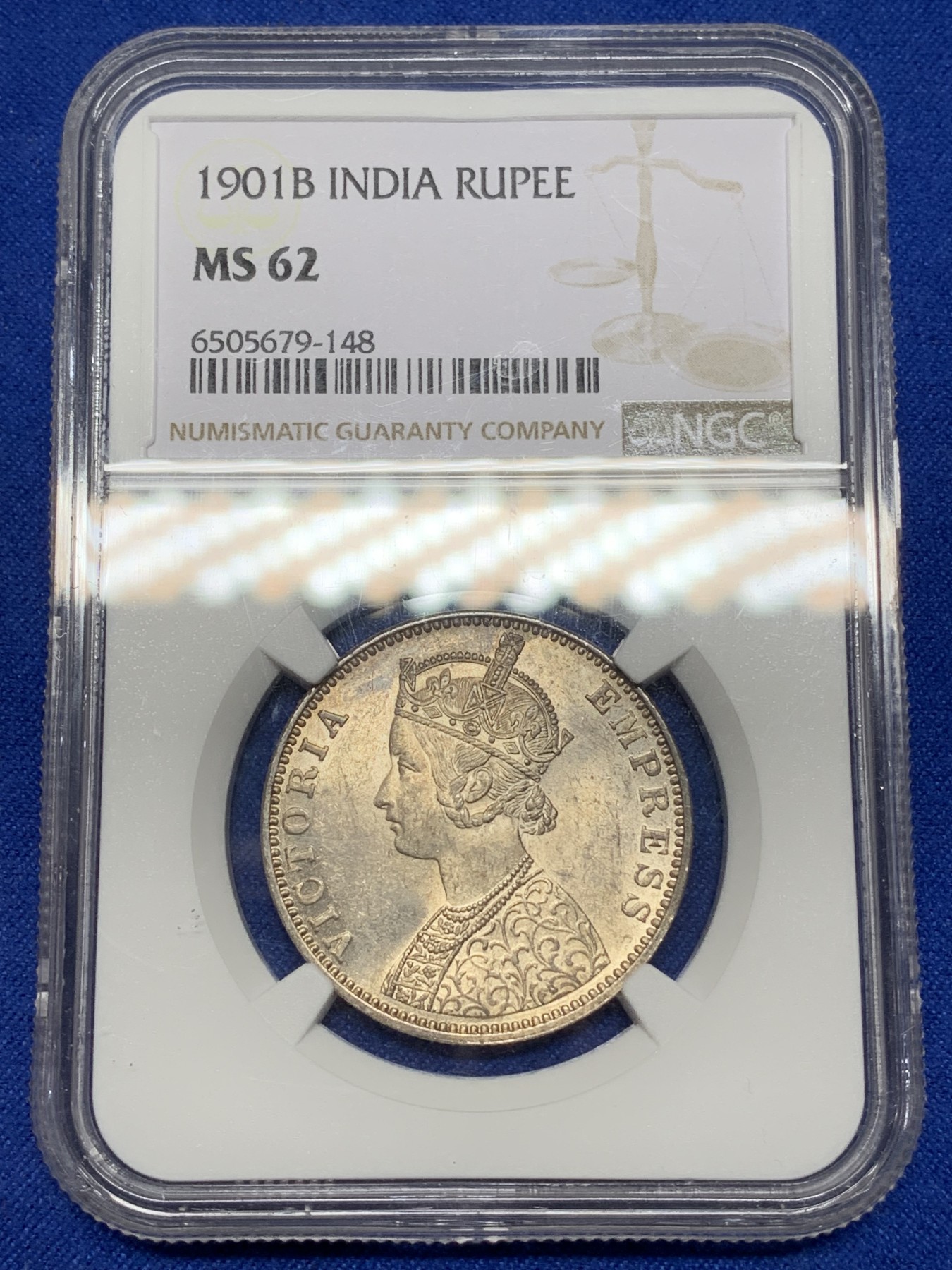 《竞宝斋》第221场-周日，周一 2场 (全场包邮) NGC-MS62 英属印度 1901年孟买厂 维多利亚女王 1卢比 银币 黄油彩包浆 实物很漂亮