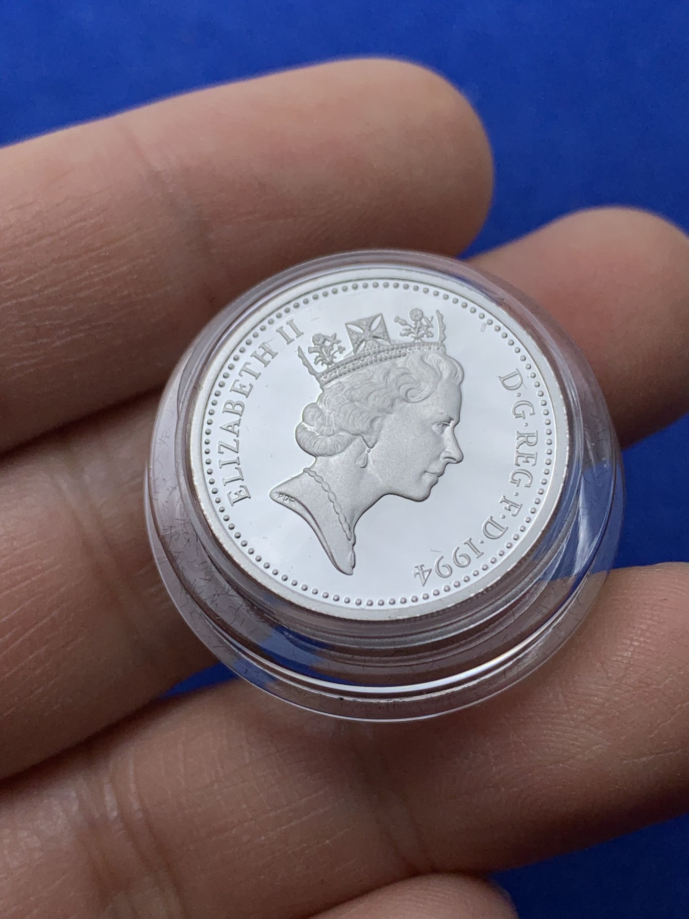 《竞宝斋》第221场-周日，周一 2场 (全场包邮) 英国1994年加厚英镑精制银币-立狮(镜面无暇) 红盒装 带证书