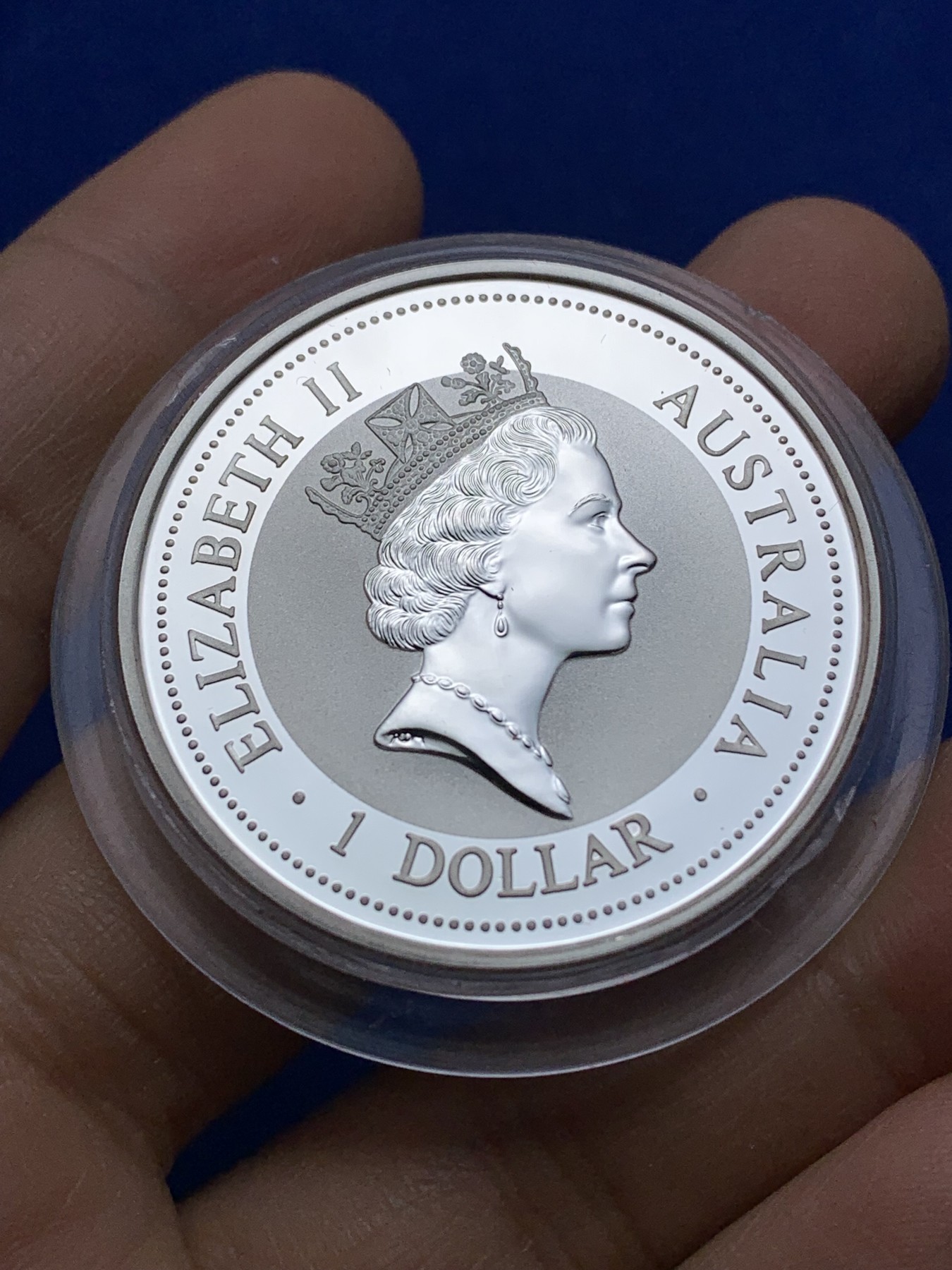 《竞宝斋》第221场-周日，周一 2场 (全场包邮) 澳大利亚 1997年 笑翠鸟 熊猫镶嵌银币 含纯银1盎司999银，金猫重0.5克黄金，发行1.5万枚，为上海国际钱币展而发行 原盒带证书