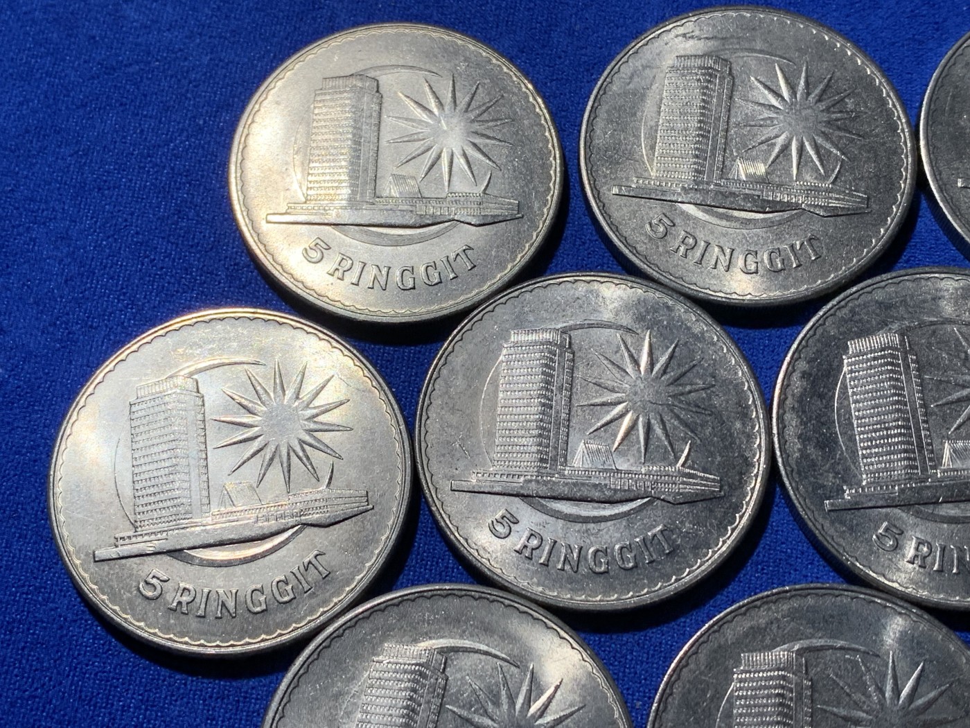 《竞宝斋》第221场-周日，周一 2场 (全场包邮) 马来西亚5吉林特纪念币10枚，单枚37mm直径大镍币，重28.8克。