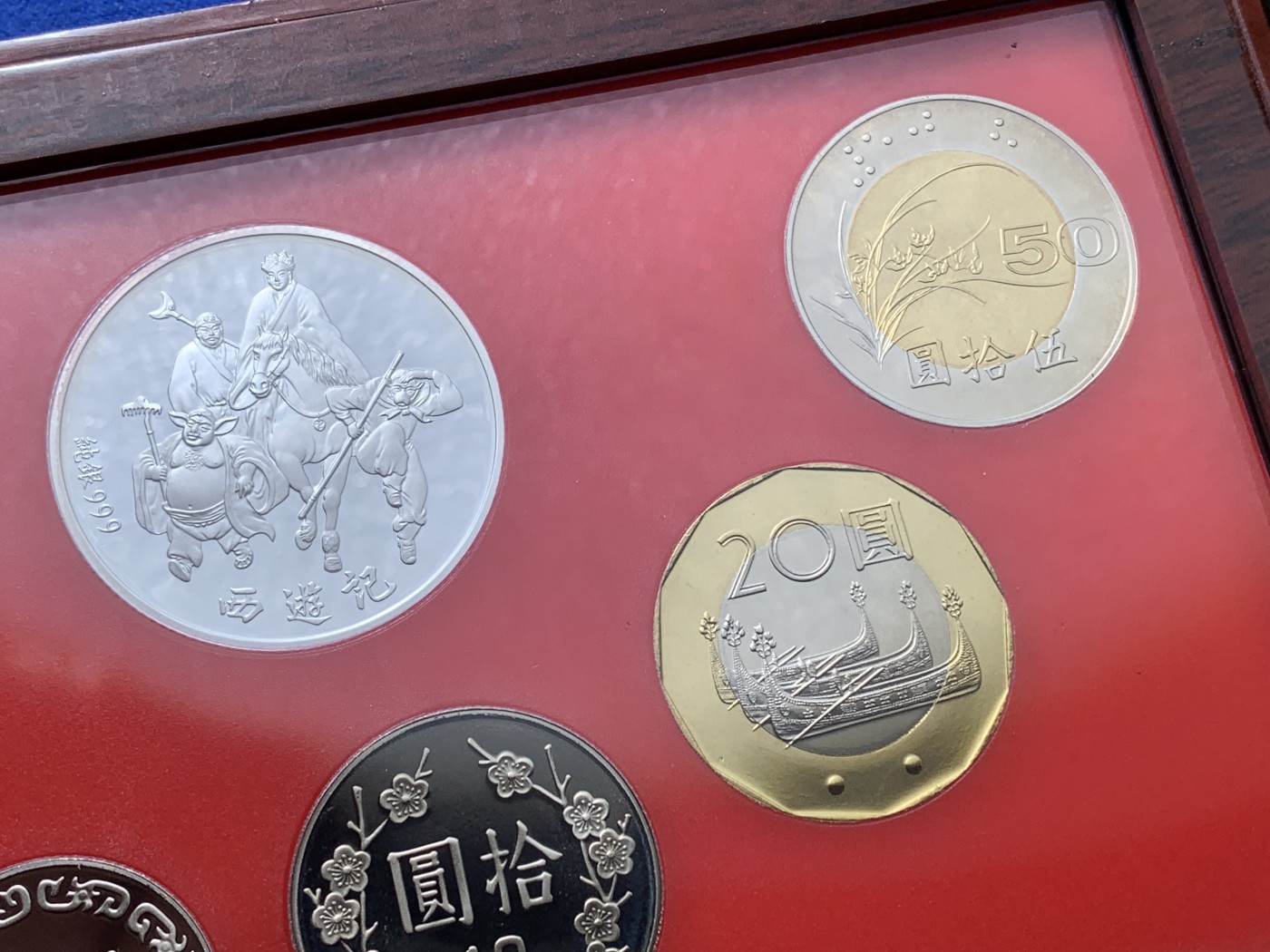 《竞宝斋》第221场-周日，周一 2场 (全场包邮) 台湾省民国九十一年第一轮马年精致套币含二分之一盎司大银章 少见生肖 现在很难再运进来 市场价四百多元