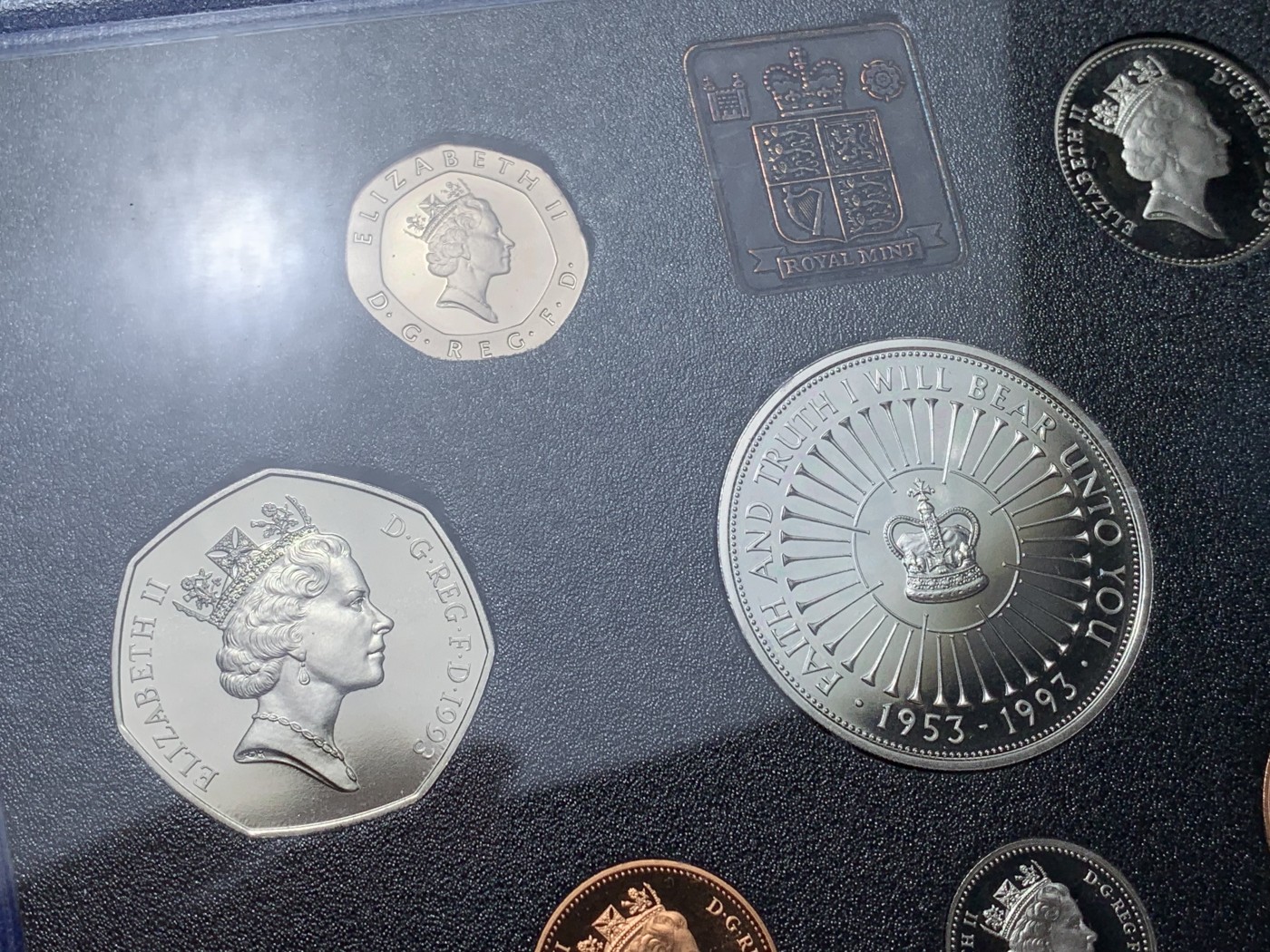 《竞宝斋》第221场-周日，周一 2场 (全场包邮) 英国硬币套装  1993年精制套装-含5英镑的女王登基40周年纪念币