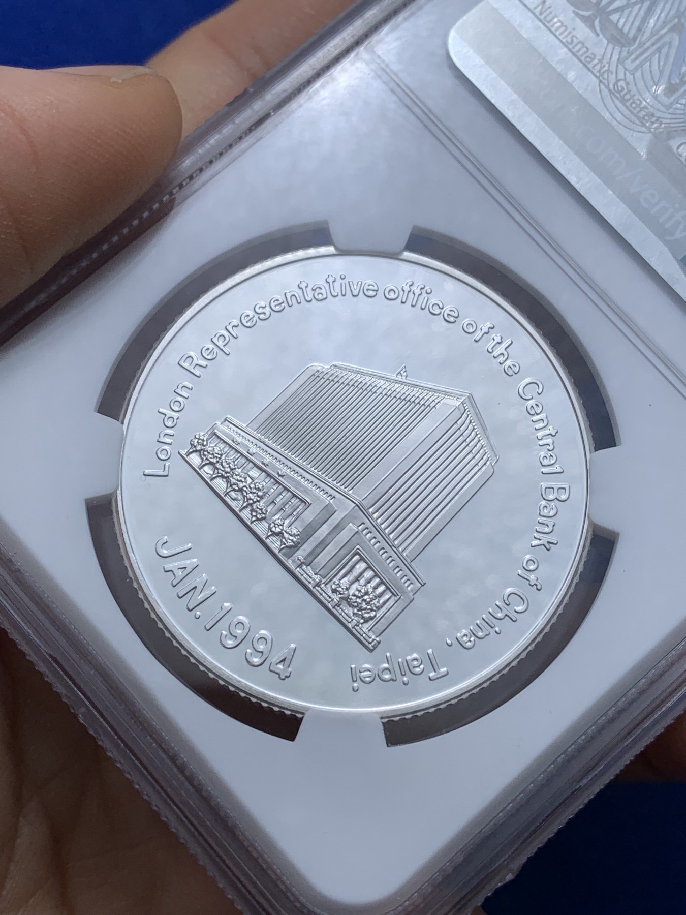 《竞宝斋》第221场-周日，周一 2场 (全场包邮) NGC-PF69UC 1994年台湾省中央银行伦敦代表处开业纪念银章 正面青天白日旗 少见品种