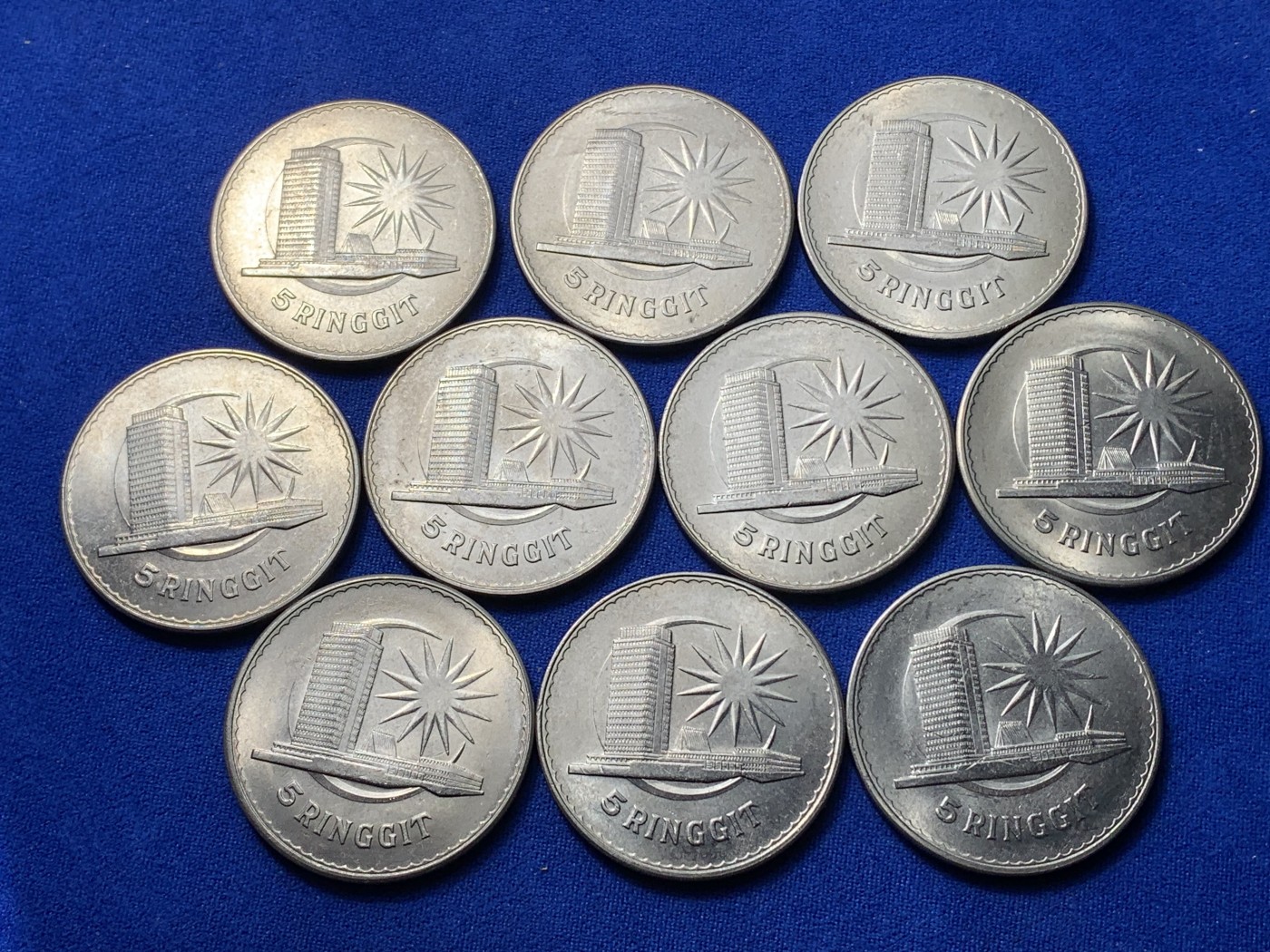 《竞宝斋》第221场-周日，周一 2场 (全场包邮) 马来西亚5吉林特纪念币10枚，单枚37mm直径大镍币，重28.8克。