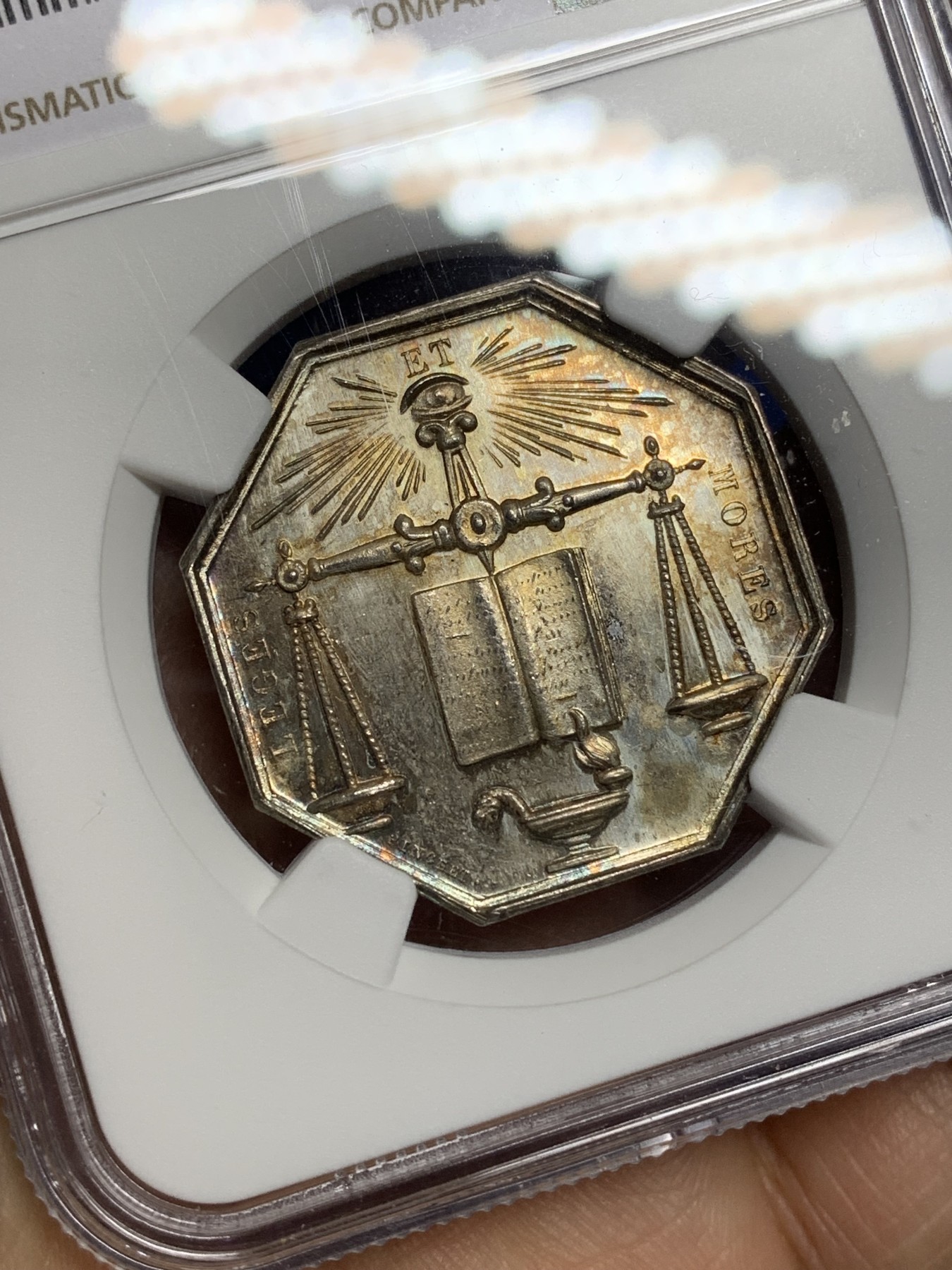 《竞宝斋》第221场-周日，周一 2场 (全场包邮) NGC-MS64 法国马恩河畔诺让 十九世纪天平 八角代币JETON 银制 五彩包浆