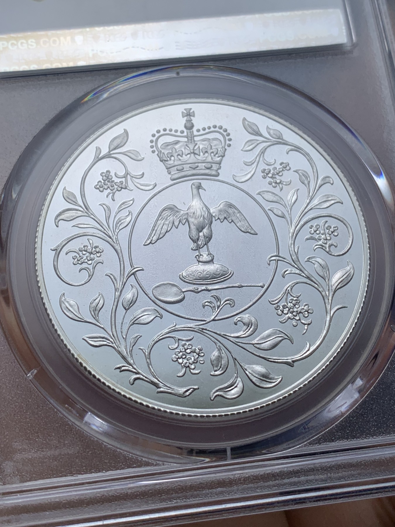 《竞宝斋》第221场-周日，周一 2场 (全场包邮) PCGS-PF68DCAM 英国1977年 伊丽莎白二世即位25周年纪念精制银币 优雅的设计