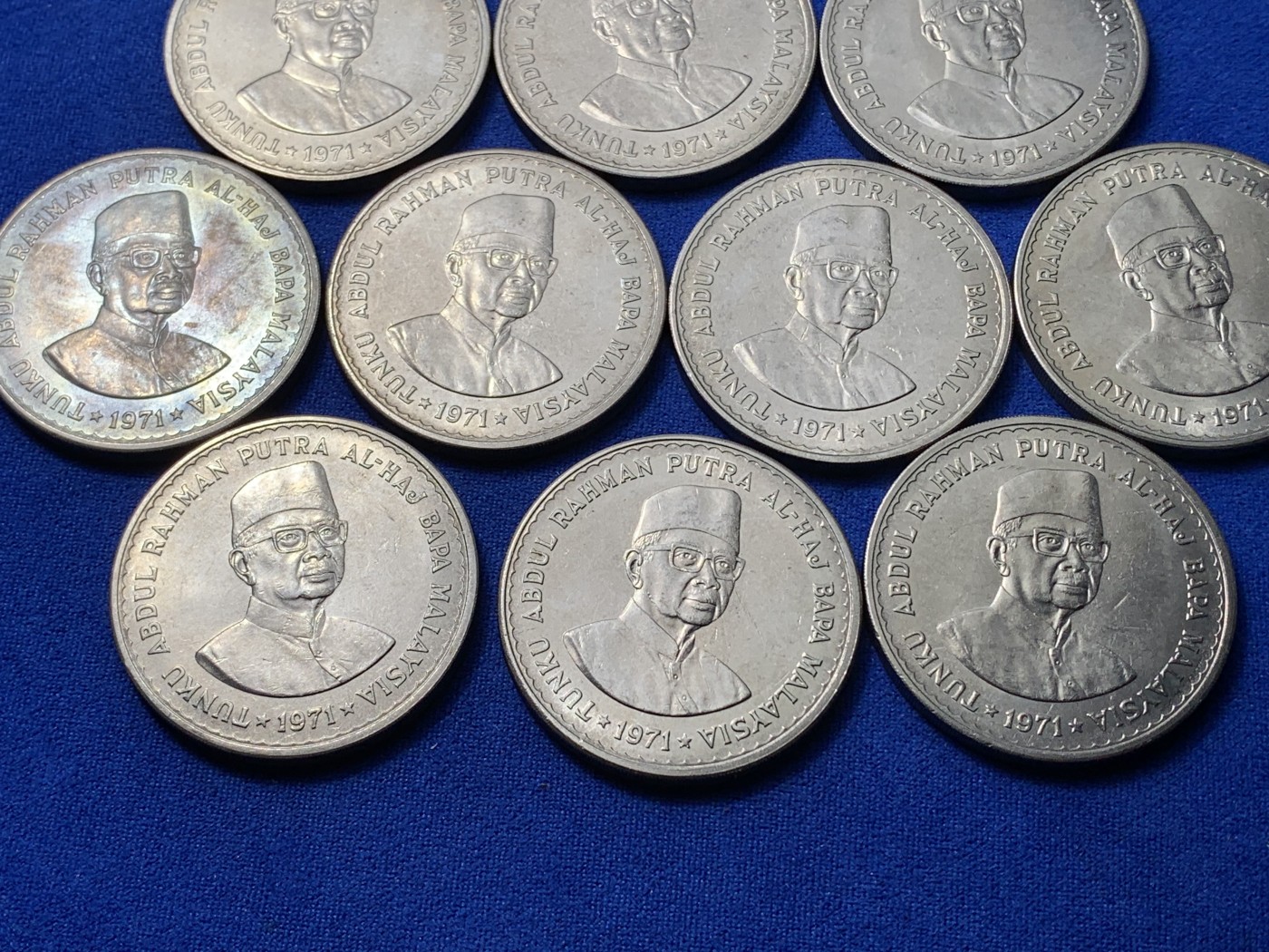 《竞宝斋》第221场-周日，周一 2场 (全场包邮) 马来西亚5吉林特纪念币10枚，单枚37mm直径大镍币，重28.8克。