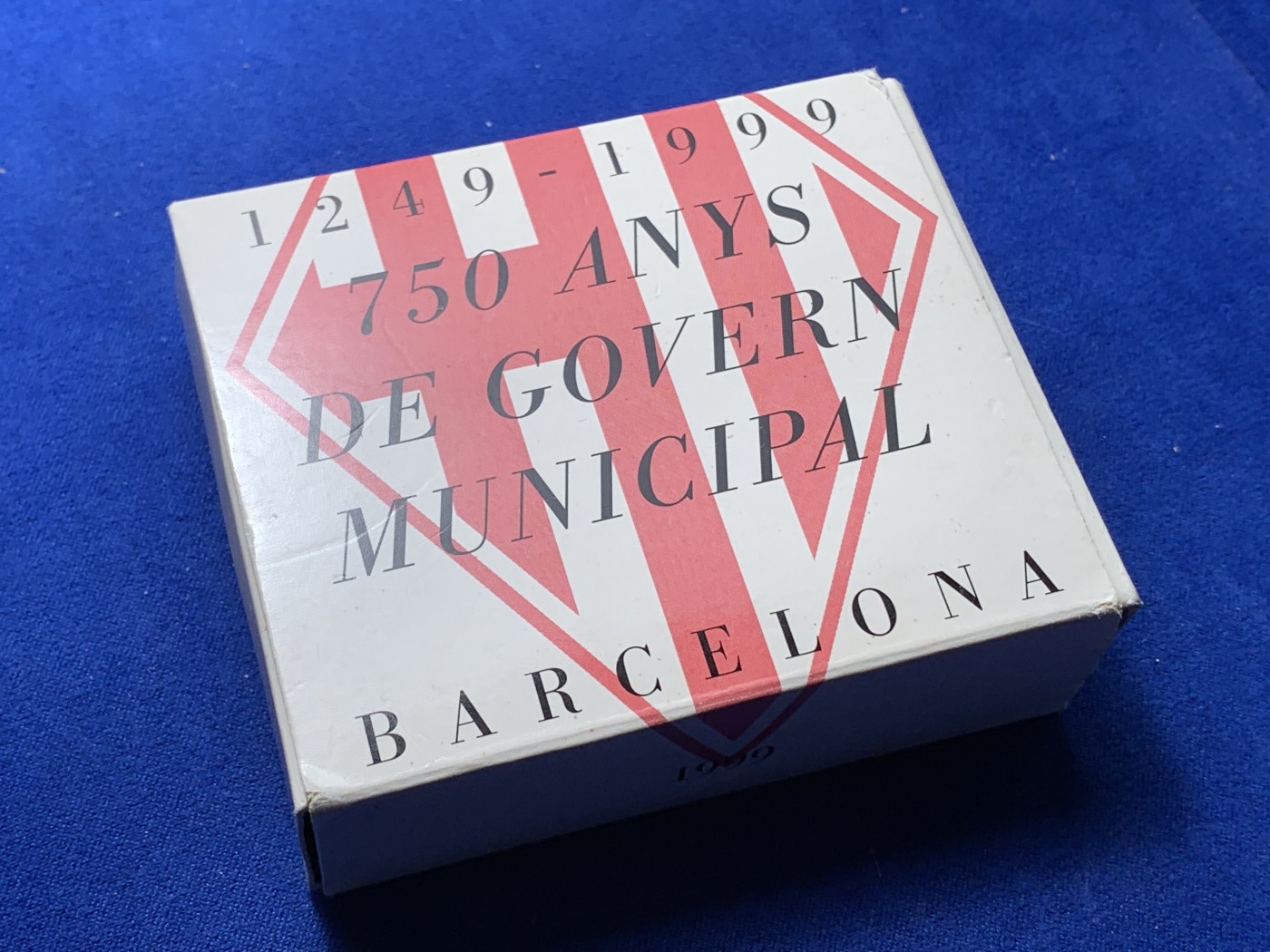 《竞宝斋》第221场-周日，周一 2场 (全场包邮) 西班牙1999年巴塞罗那市政厅750周年纪念银币-2000比塞塔 含证书