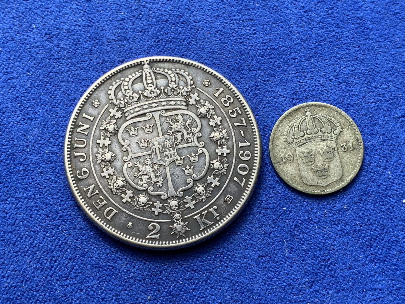 《竞宝斋》第221场-周日，周一 2场 (全场包邮) 两枚一组 瑞典1907年奥斯卡二世与索菲亚王后金婚2克朗银币+1931年10欧尔银币