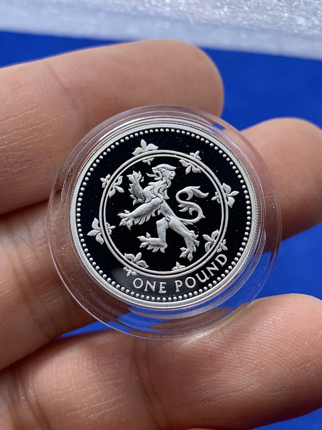 《竞宝斋》第221场-周日，周一 2场 (全场包邮) 英国1994年加厚英镑精制银币-立狮(镜面无暇) 红盒装 带证书