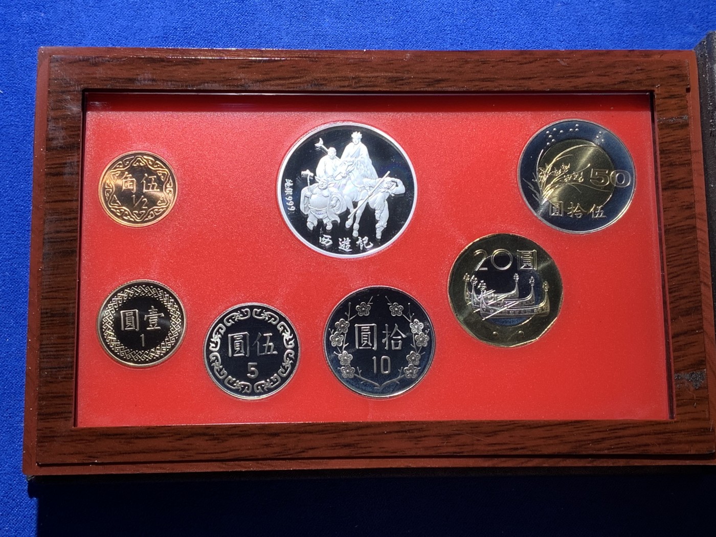 《竞宝斋》第221场-周日，周一 2场 (全场包邮) 台湾省民国九十一年第一轮马年精致套币含二分之一盎司大银章 少见生肖 现在很难再运进来 市场价四百多元