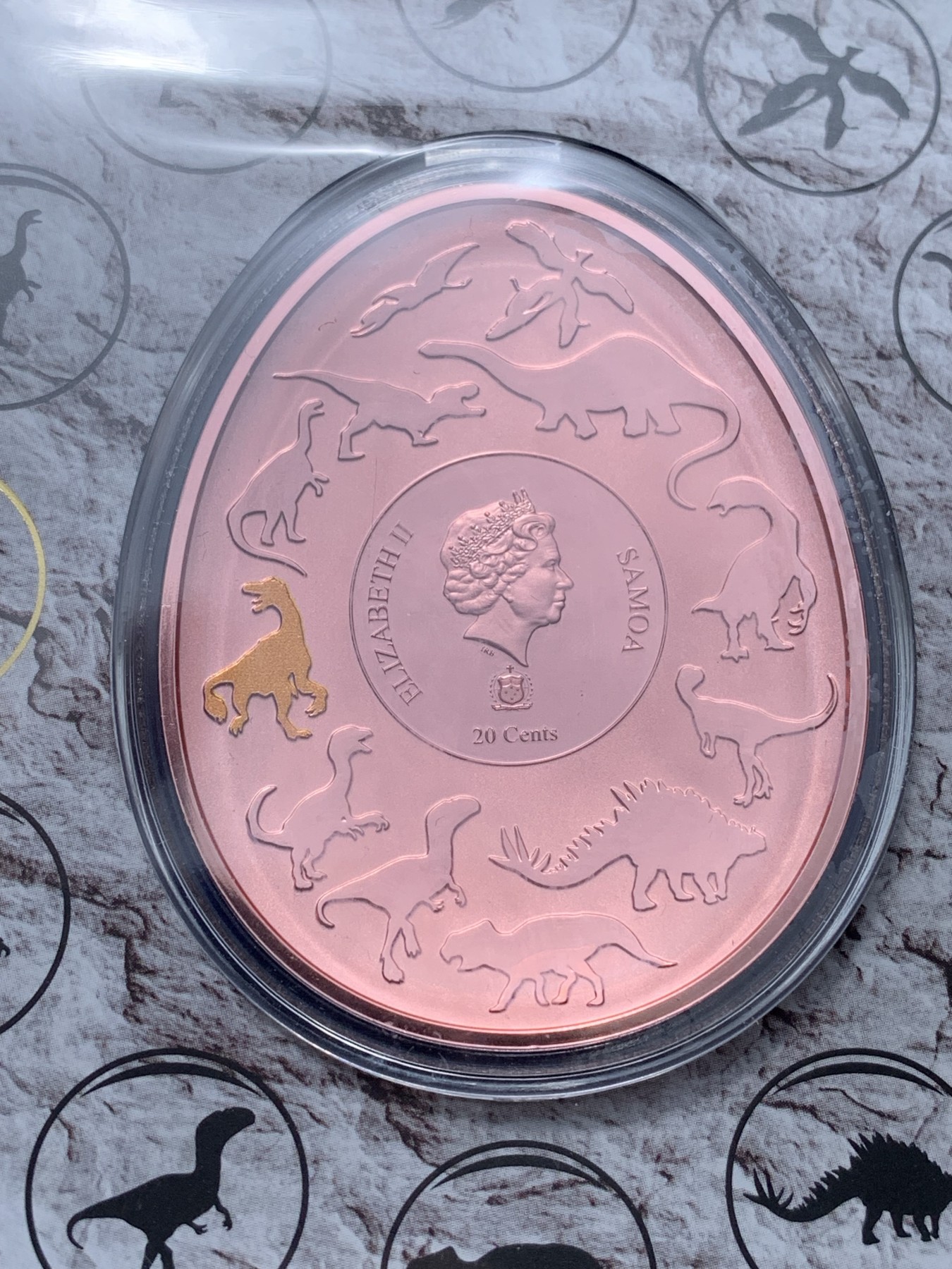 《竞宝斋》第221场-周日，周一 2场 (全场包邮) 萨摩亚2022年 北票龙 20分 恐龙蛋形状 精制铜币 非常漂亮 细节见图