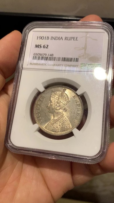《竞宝斋》第221场-周日，周一 2场 (全场包邮) NGC-MS62 英属印度 1901年孟买厂 维多利亚女王 1卢比 银币 黄油彩包浆 实物很漂亮