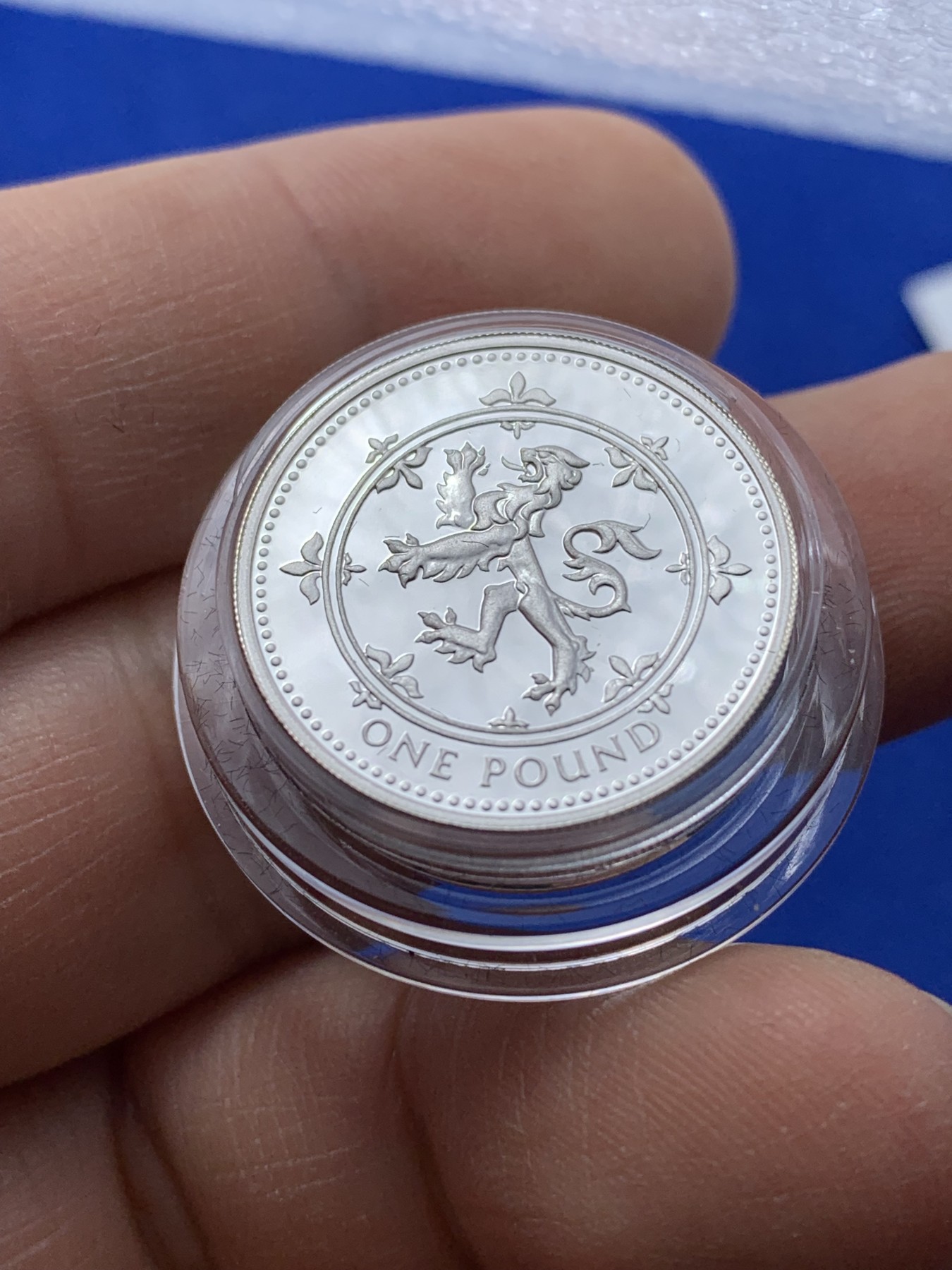 《竞宝斋》第221场-周日，周一 2场 (全场包邮) 英国1994年加厚英镑精制银币-立狮(镜面无暇) 红盒装 带证书