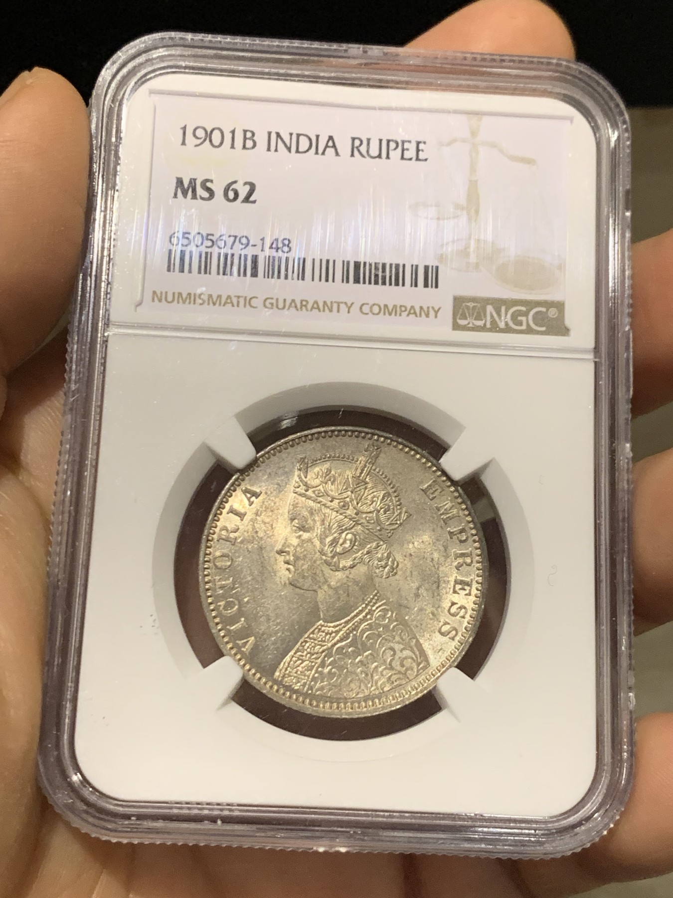 《竞宝斋》第221场-周日，周一 2场 (全场包邮) NGC-MS62 英属印度 1901年孟买厂 维多利亚女王 1卢比 银币 黄油彩包浆 实物很漂亮