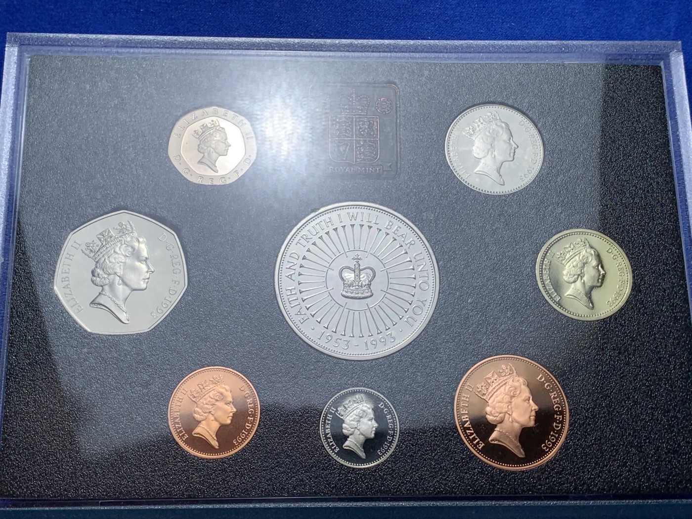 《竞宝斋》第221场-周日，周一 2场 (全场包邮) 英国硬币套装  1993年精制套装-含5英镑的女王登基40周年纪念币