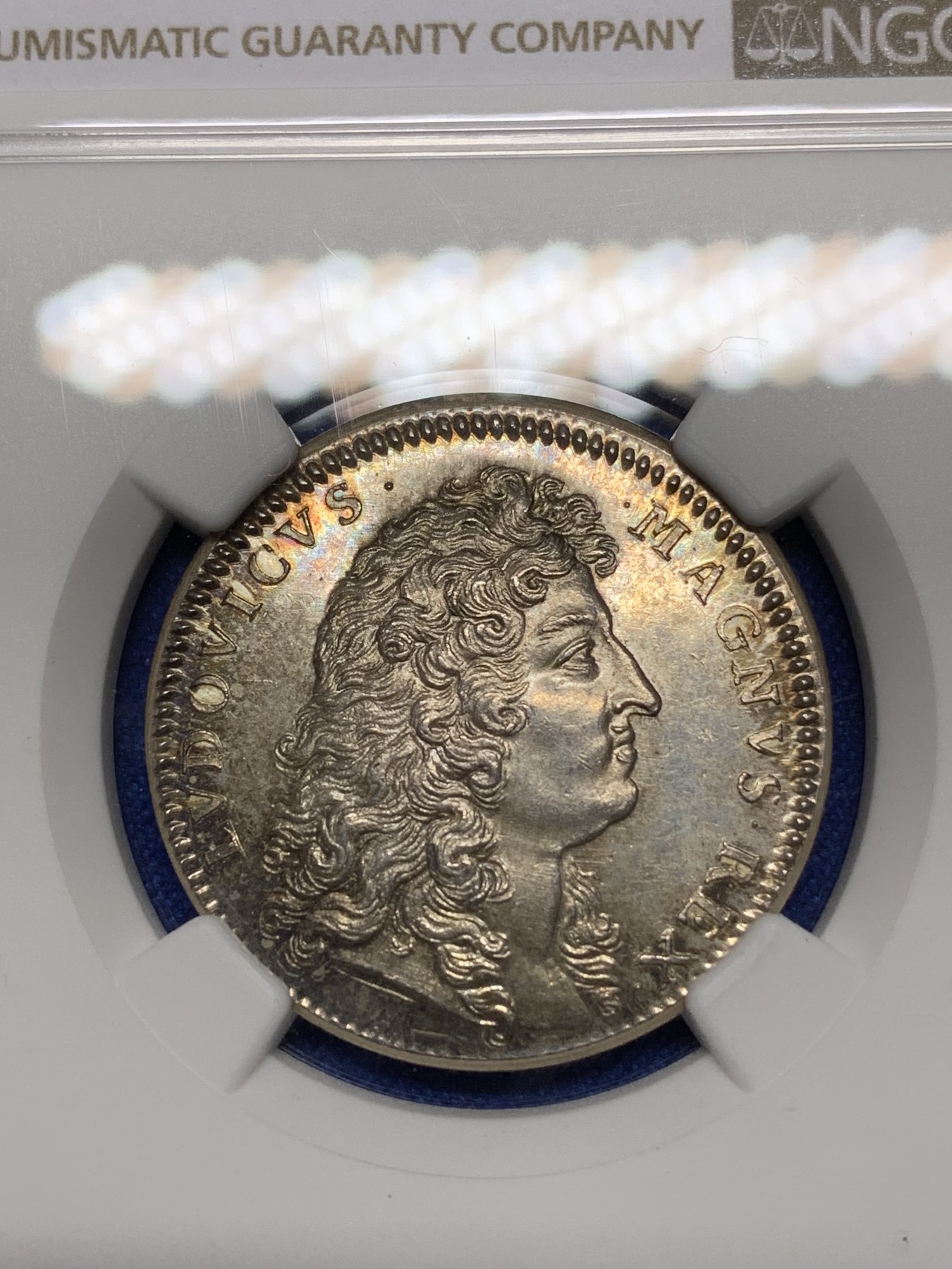 《竞宝斋》第221场-周日，周一 2场 (全场包邮) NGC-MS63 法国1683年路易十四 圆形JETON 五彩包浆 发丝清晰可见 JETON里的战斗机