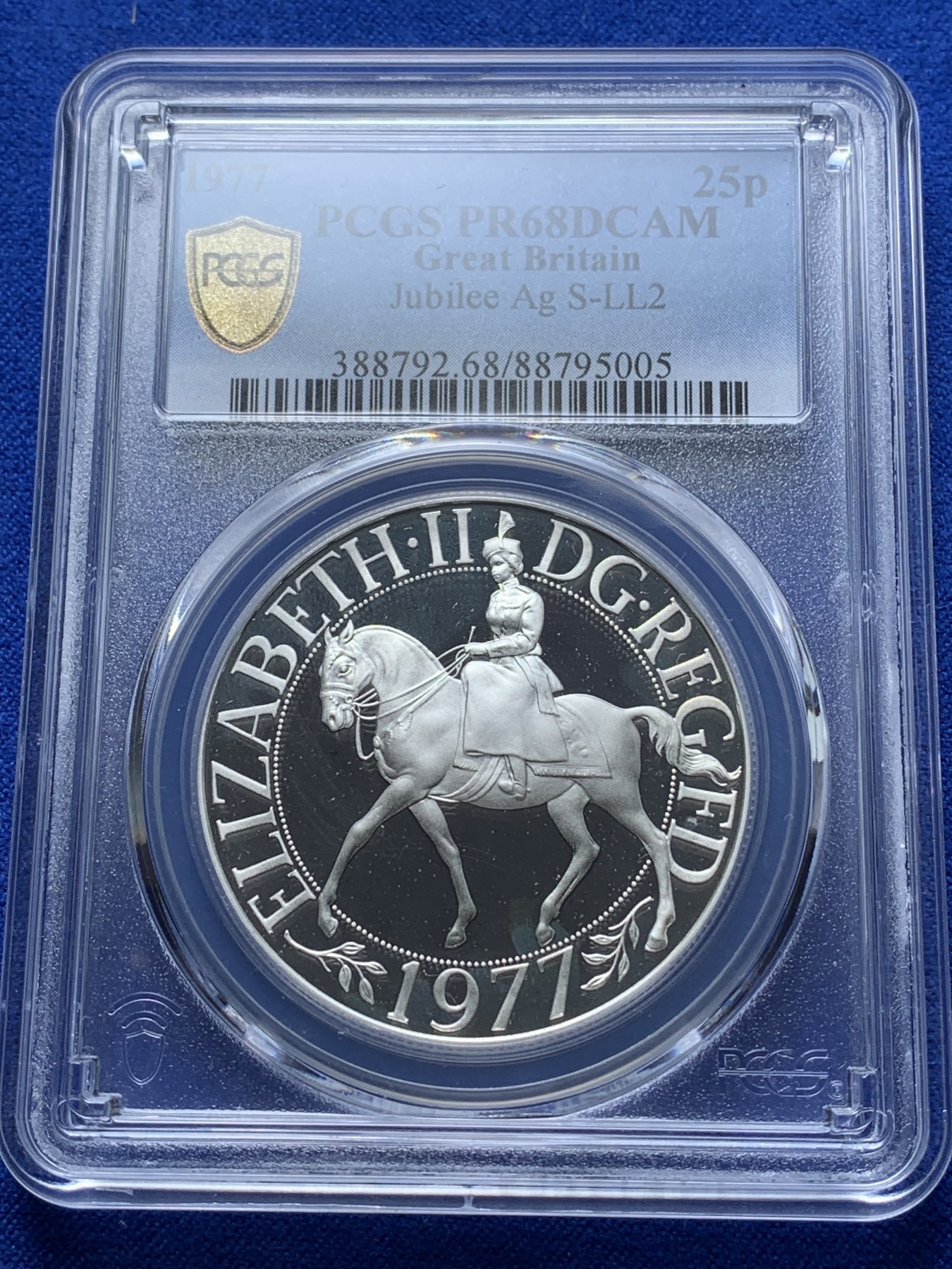 《竞宝斋》第221场-周日，周一 2场 (全场包邮) PCGS-PF68DCAM 英国1977年 伊丽莎白二世即位25周年纪念精制银币 优雅的设计