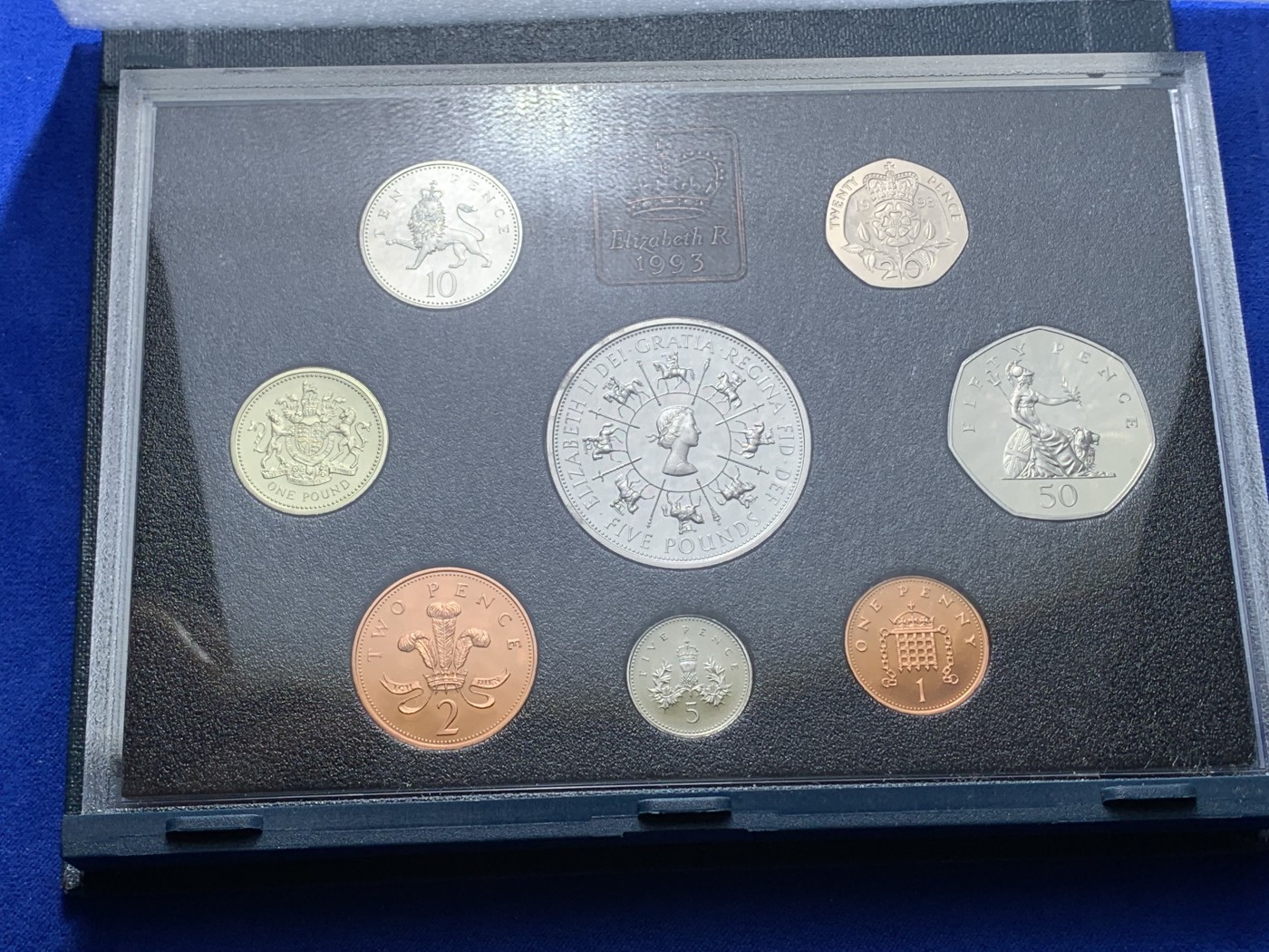 《竞宝斋》第221场-周日，周一 2场 (全场包邮) 英国硬币套装  1993年精制套装-含5英镑的女王登基40周年纪念币