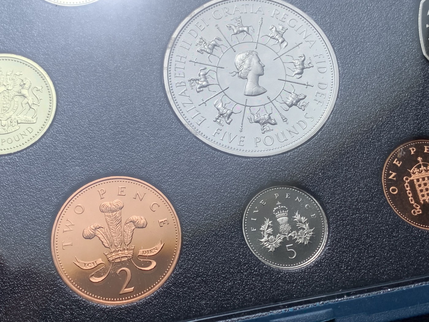 《竞宝斋》第221场-周日，周一 2场 (全场包邮) 英国硬币套装  1993年精制套装-含5英镑的女王登基40周年纪念币