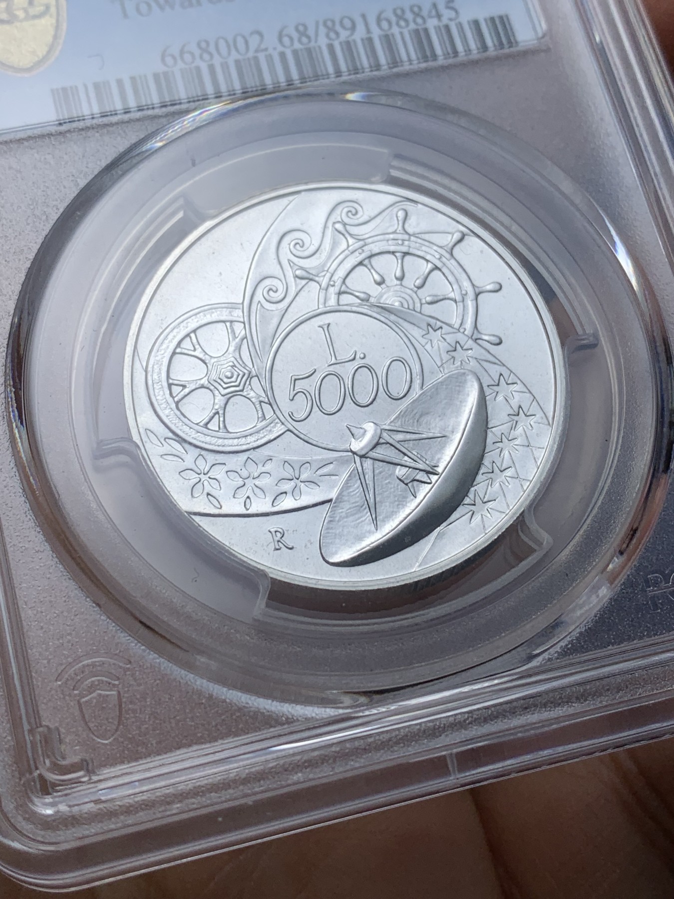 《竞宝斋》第221场-周日，周一 2场 (全场包邮) PCGS-MS68 意大利1999年雷达与齿轮5000里拉银币