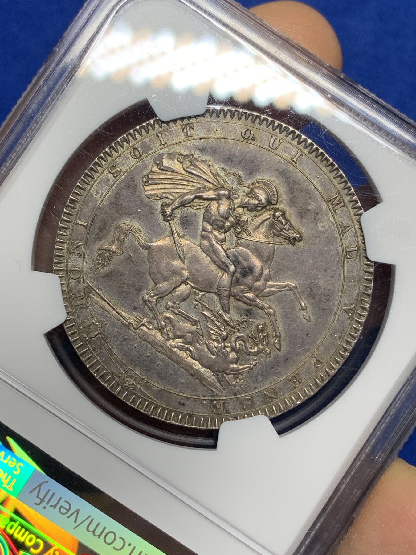 《竞宝斋》第221场-周日，周一 2场 (全场包邮) NGC-AU58 英国 1818年 乔治三世马剑1克朗大银币 紫罗兰色原始包浆 所见58分中图案细节最佳者 高点近乎无磨损