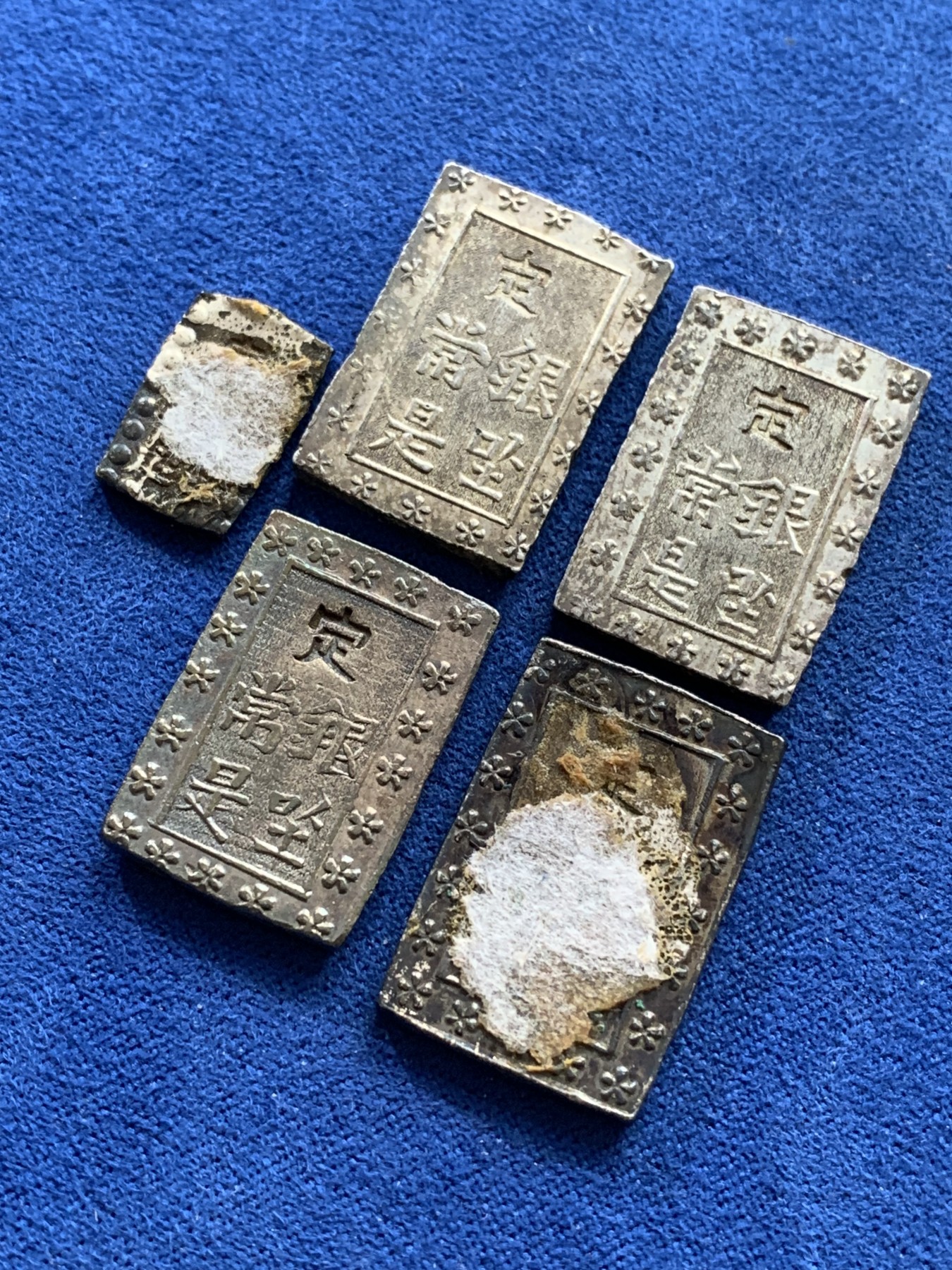 《竞宝斋》第221场-周日，周一 2场 (全场包邮) 5枚一组 日本一分银4枚+一朱银1枚，其中含2枚不多见的天保一分银