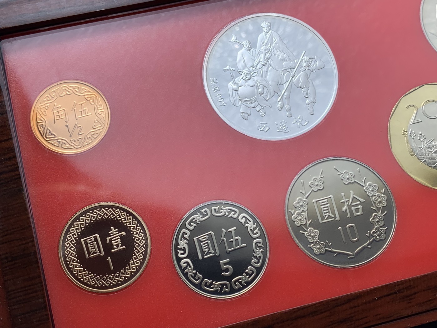 《竞宝斋》第221场-周日，周一 2场 (全场包邮) 台湾省民国九十一年第一轮马年精致套币含二分之一盎司大银章 少见生肖 现在很难再运进来 市场价四百多元