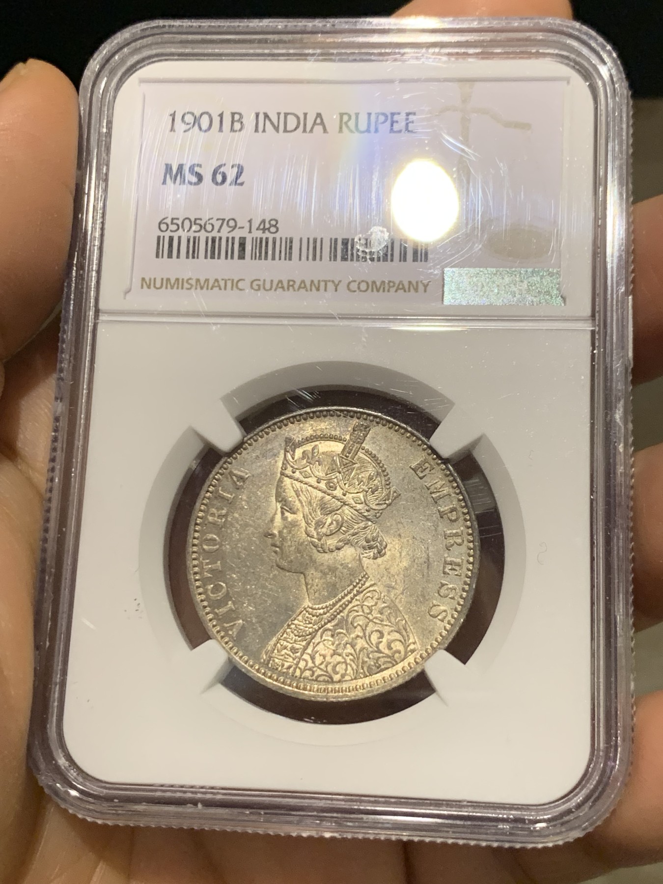 《竞宝斋》第221场-周日，周一 2场 (全场包邮) NGC-MS62 英属印度 1901年孟买厂 维多利亚女王 1卢比 银币 黄油彩包浆 实物很漂亮