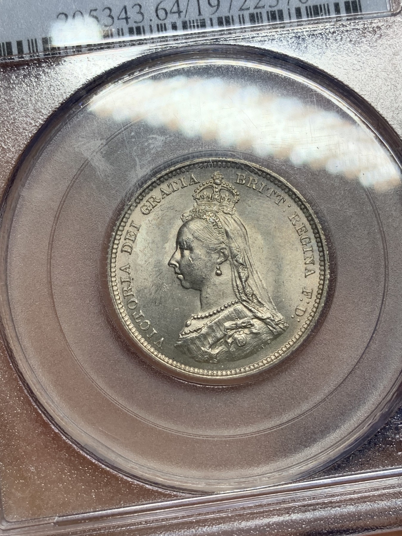 《竞宝斋》第221场-周日，周一 2场 (全场包邮) PCGS-MS64 英国 1887年 维多利亚 高冠 1先令 银币 盾徽版 银光十足 老盒子严评 细节深打