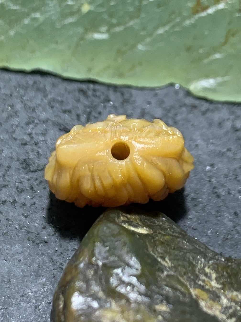 精美亚光高玉化战国红玛瑙手工雕刻醒狮小珠子（吊坠）一个！