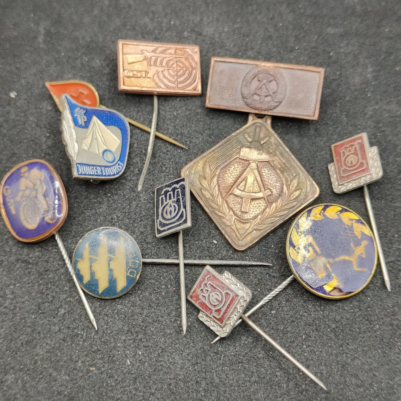 全场0元起拍 第115期 咸鱼国勋章拍卖专场 12月10日（周日）下午6：00开始 东德徽章一组十个