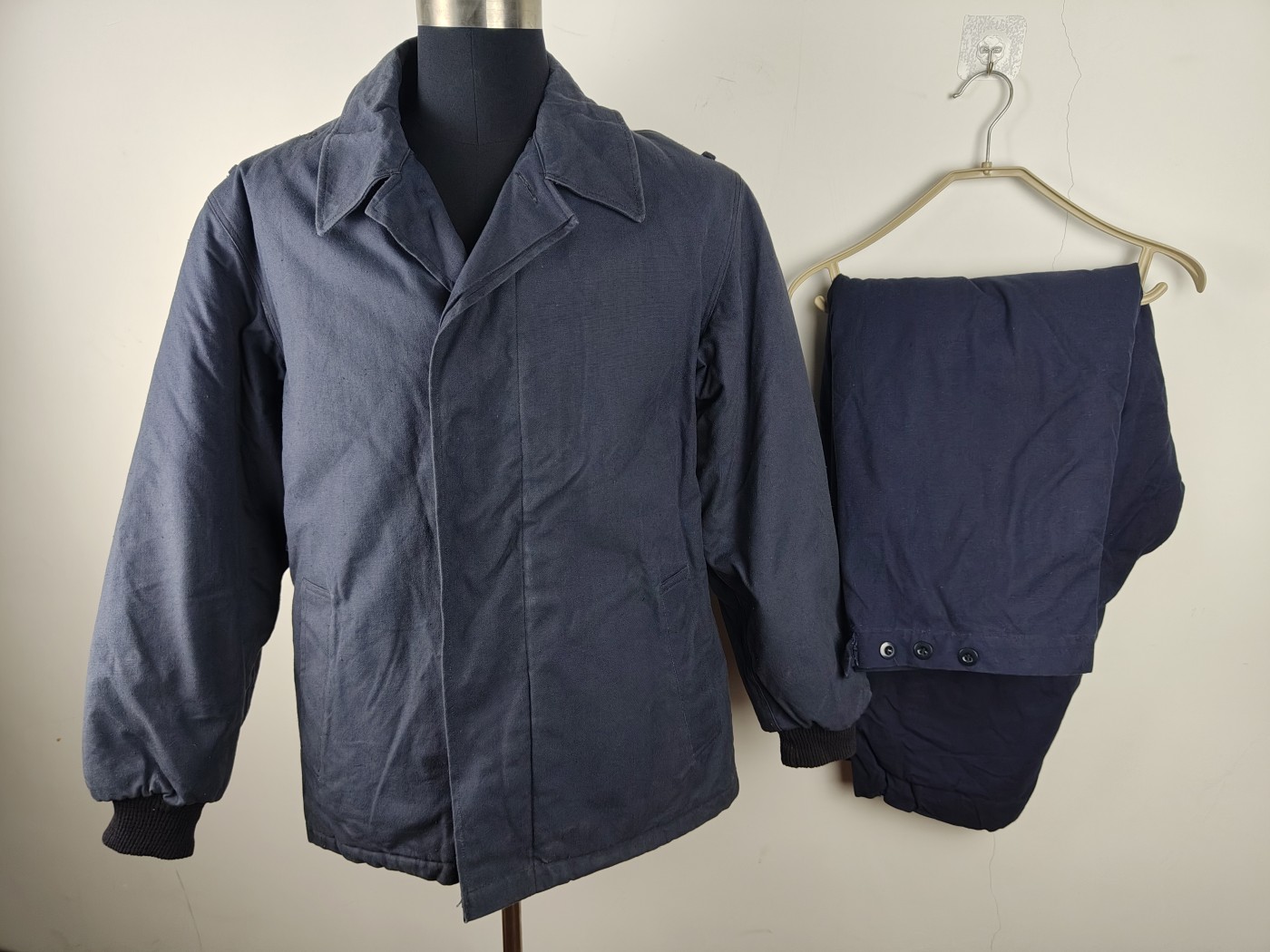 全场0元起拍 第115期 咸鱼国勋章拍卖专场 12月10日（周日）下午6：00开始 东德mdi 内务部用 冬季保暖棉服一套 衣服均为m48尺码