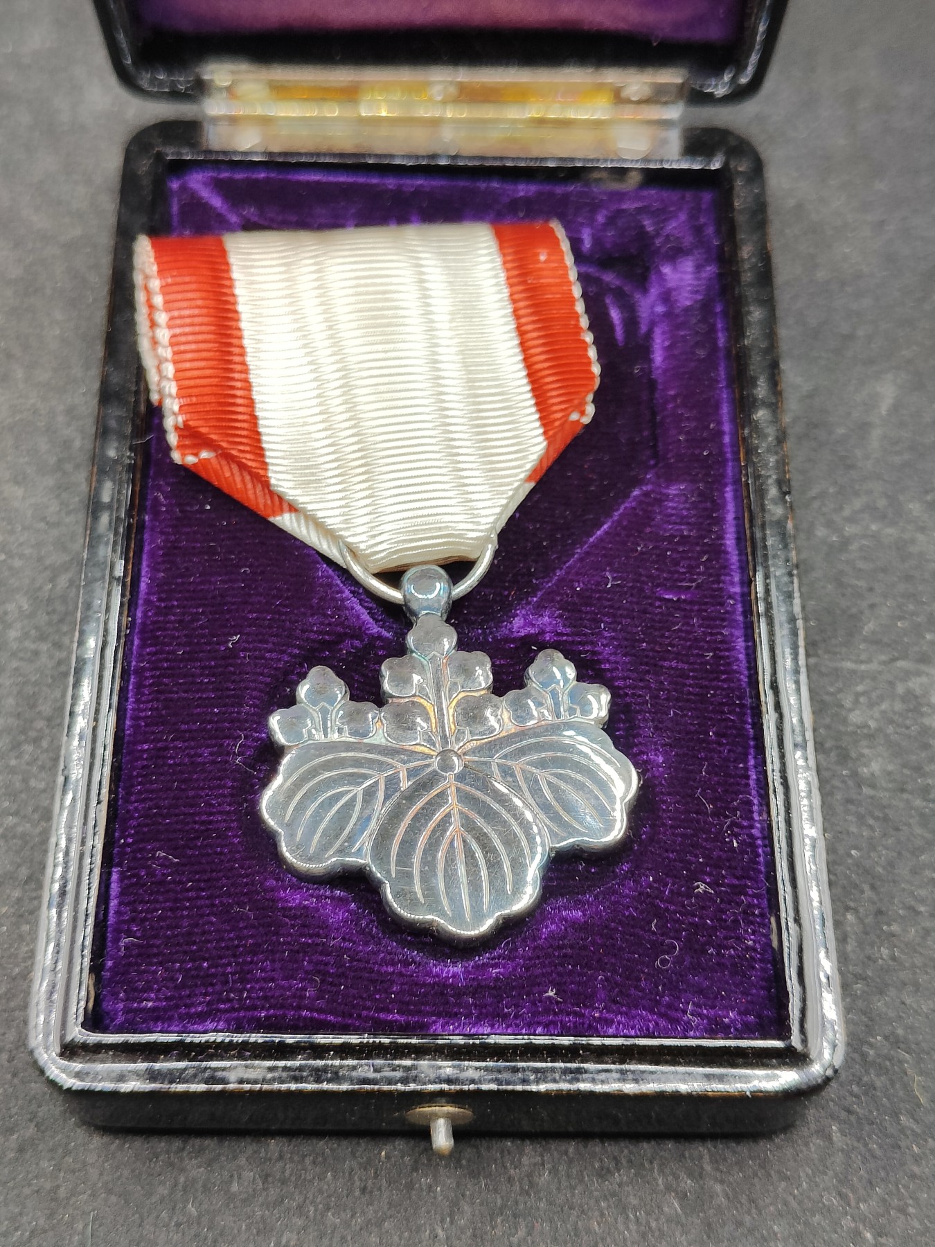 全场0元起拍 第115期 咸鱼国勋章拍卖专场 12月10日（周日）下午6：00开始 日本战时白叶章 银制带盒