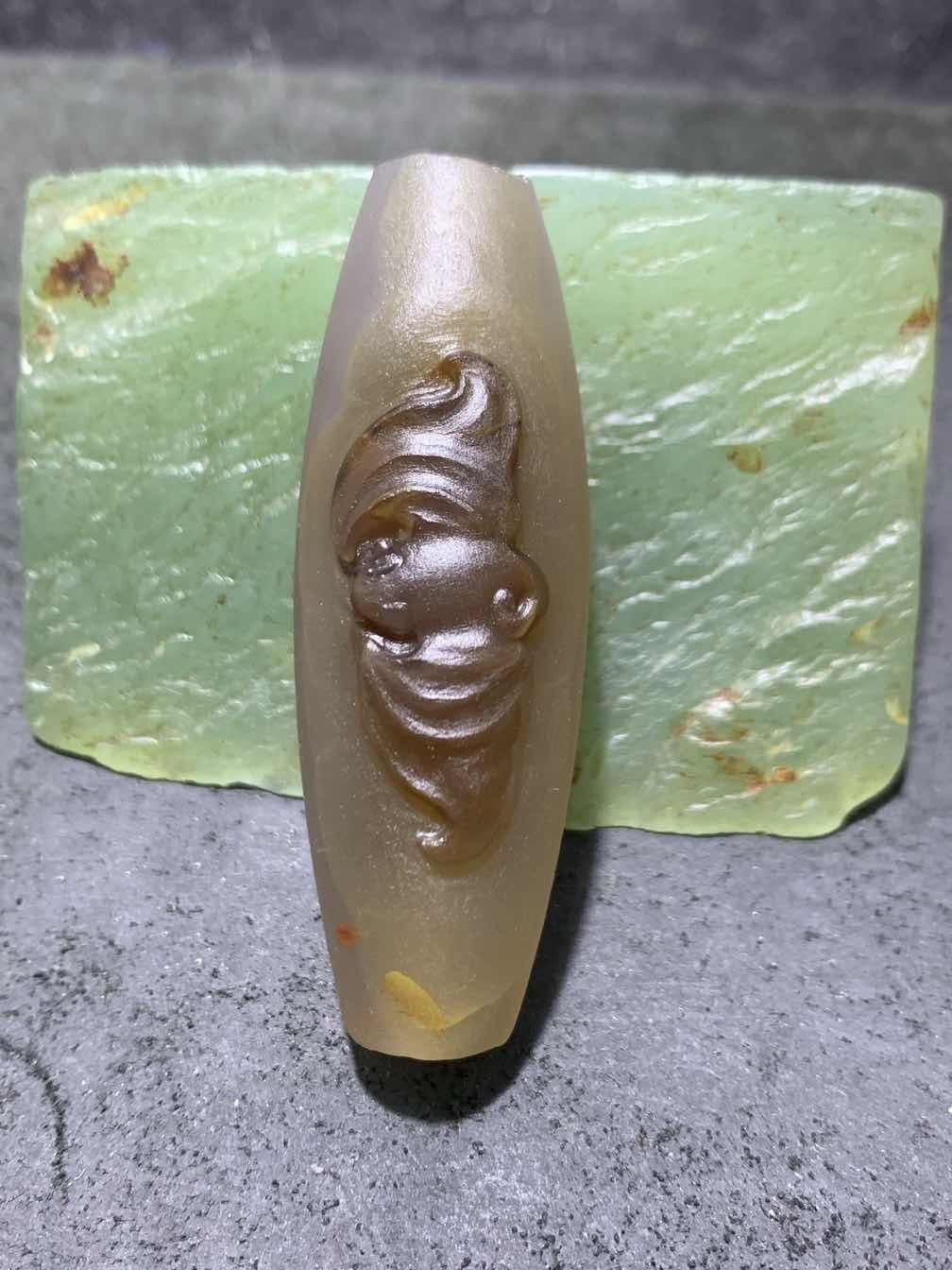精美亚光高玉化巴西玛瑙手工俏色巧雕蝙蝠随形大桶珠一个！