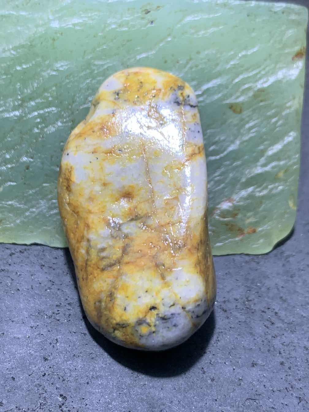 精美和田玉青花洒金皮独籽一颗，
