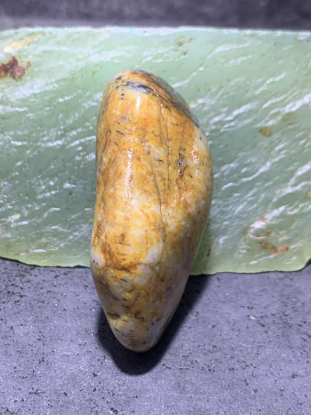 精美和田玉青花洒金皮独籽一颗，