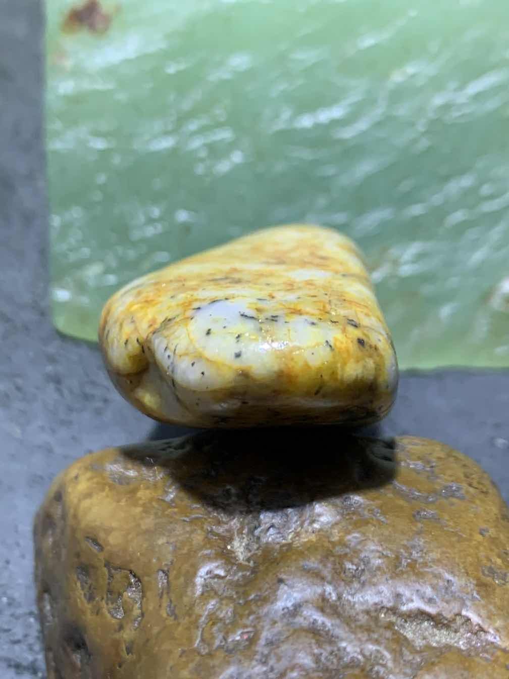精美和田玉青花洒金皮独籽一颗，