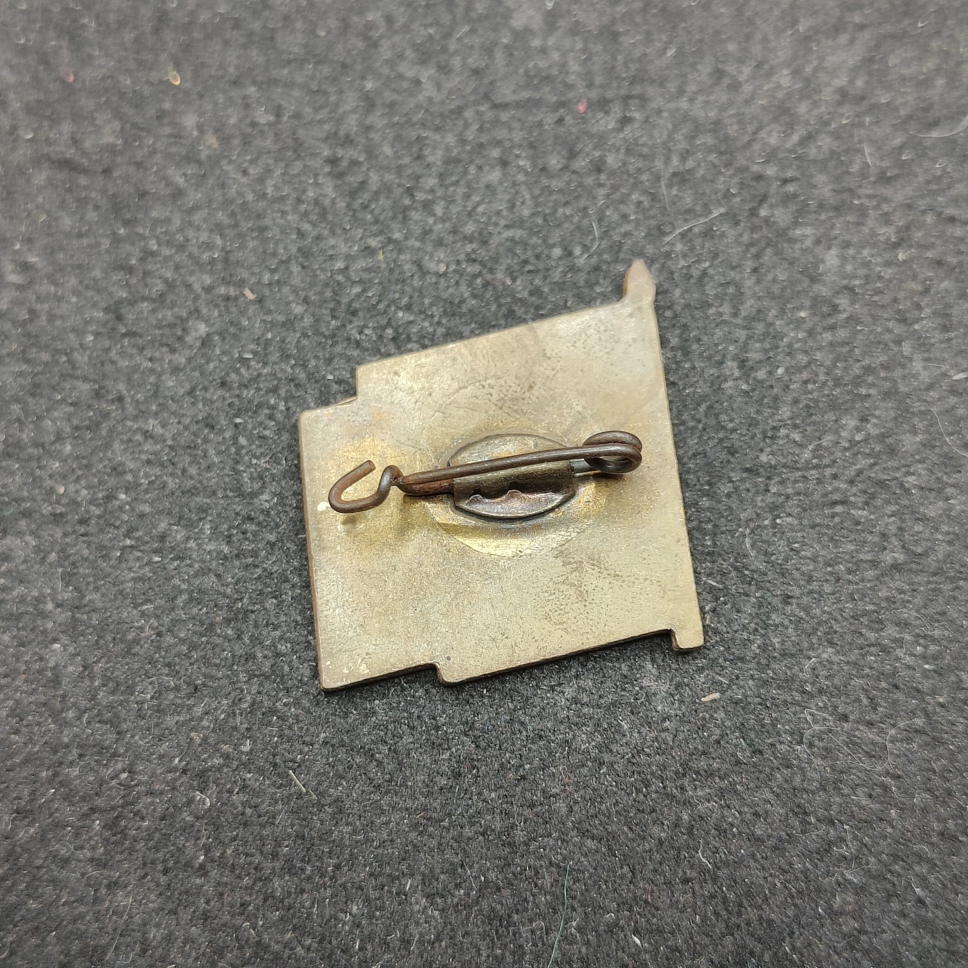 全场0元起拍 第115期 咸鱼国勋章拍卖专场 12月10日（周日）下午6：00开始 东德恩斯特台尔曼先锋队队徽