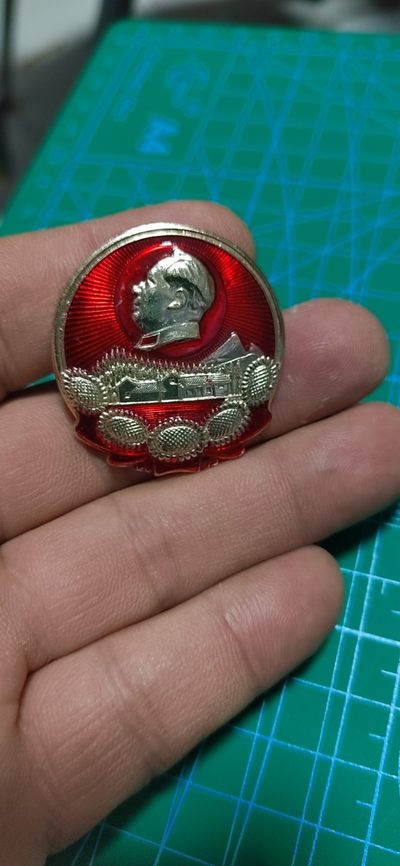 毛主席像章拍场，包老包真，都是部队章 - 🔥🔥🔥🔥毛主席像章，38.2毫米，背面有铭文：拥军爱民   湖南省革筹小组、六九OO部队赠