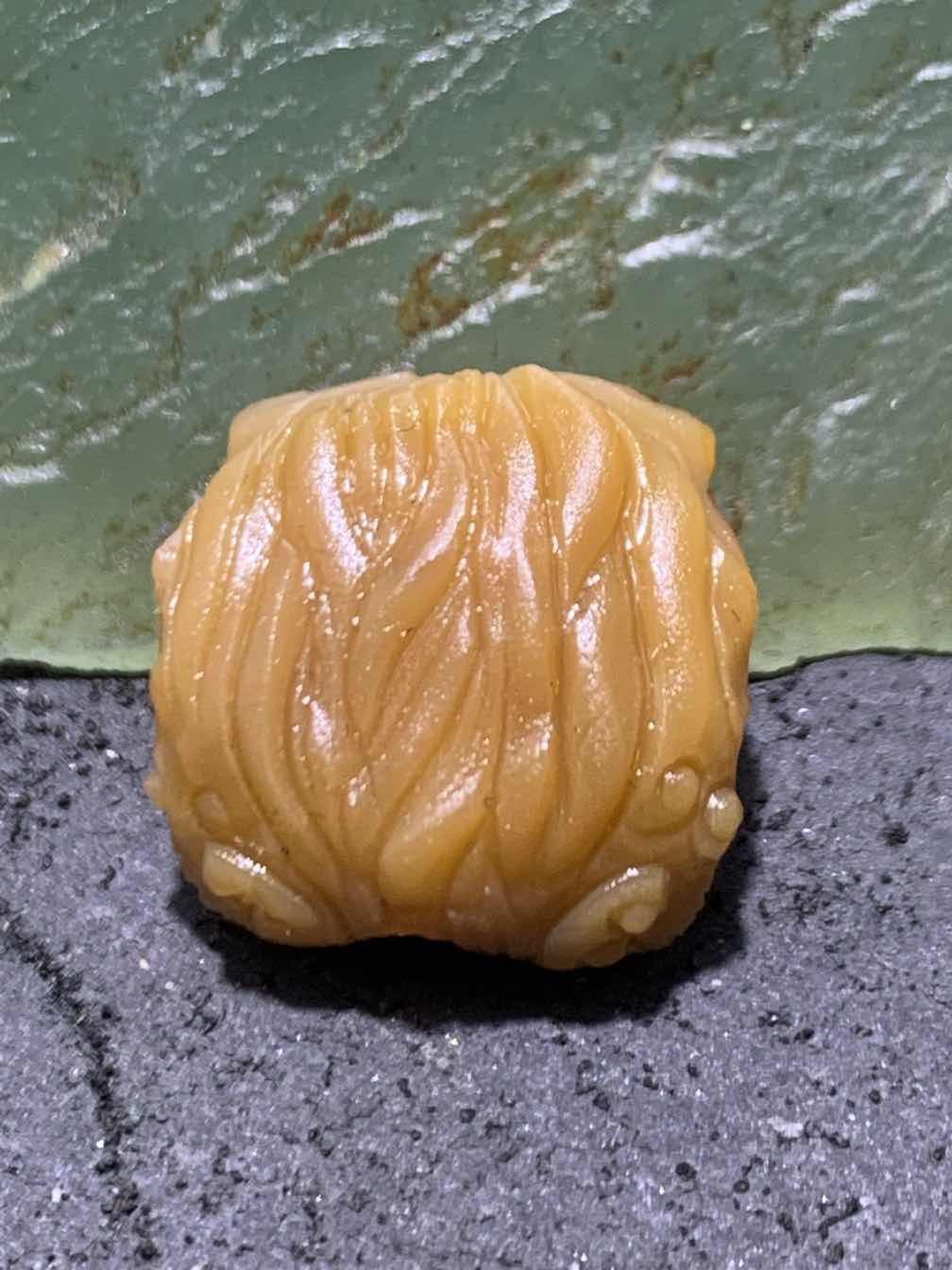 精美亚光高玉化战国红玛瑙手工雕刻醒狮小珠子（吊坠）一个！