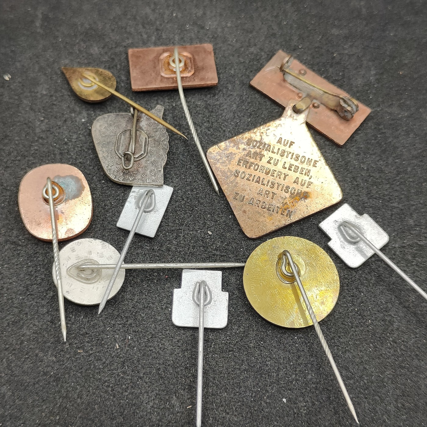 全场0元起拍 第115期 咸鱼国勋章拍卖专场 12月10日（周日）下午6：00开始 东德徽章一组十个