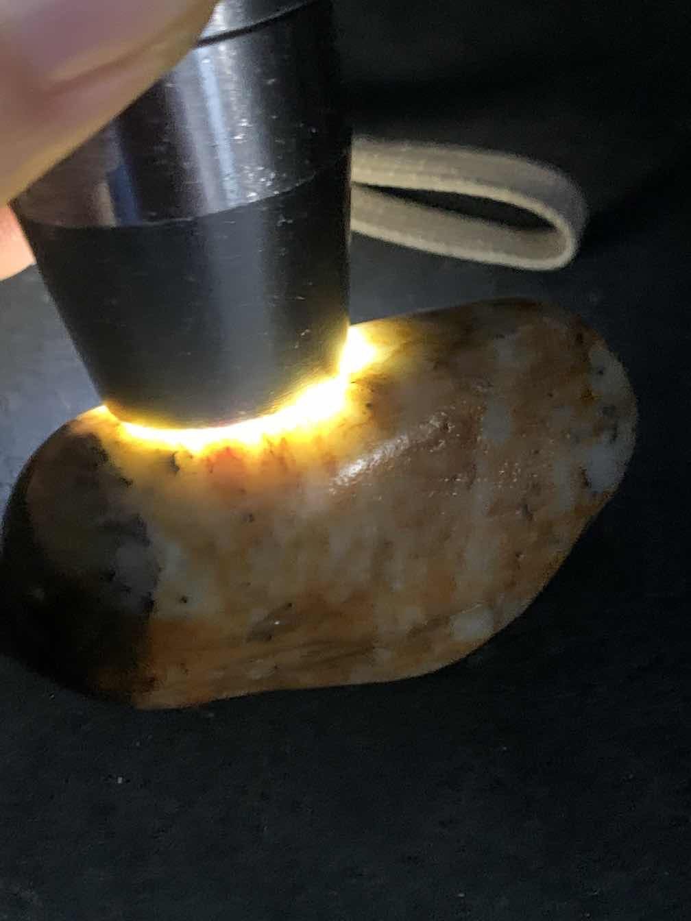 精美和田玉青花洒金皮独籽一颗，